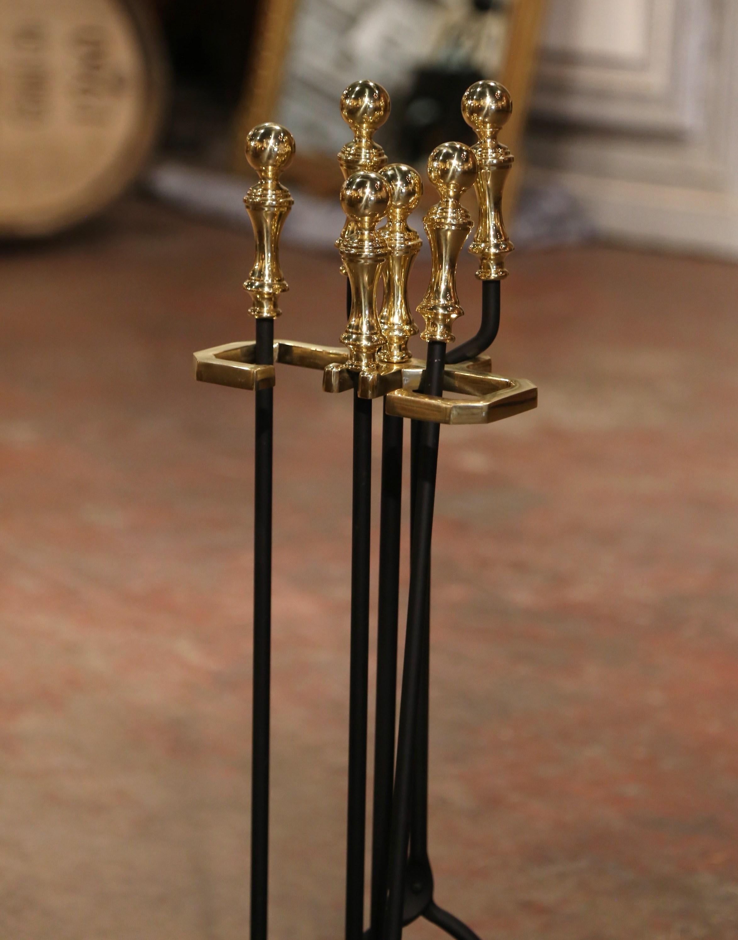 Mid-Century Empire Style Bronze und Eisen Kamin Vier-teilige Tool Set auf Stand (Handgefertigt) im Angebot