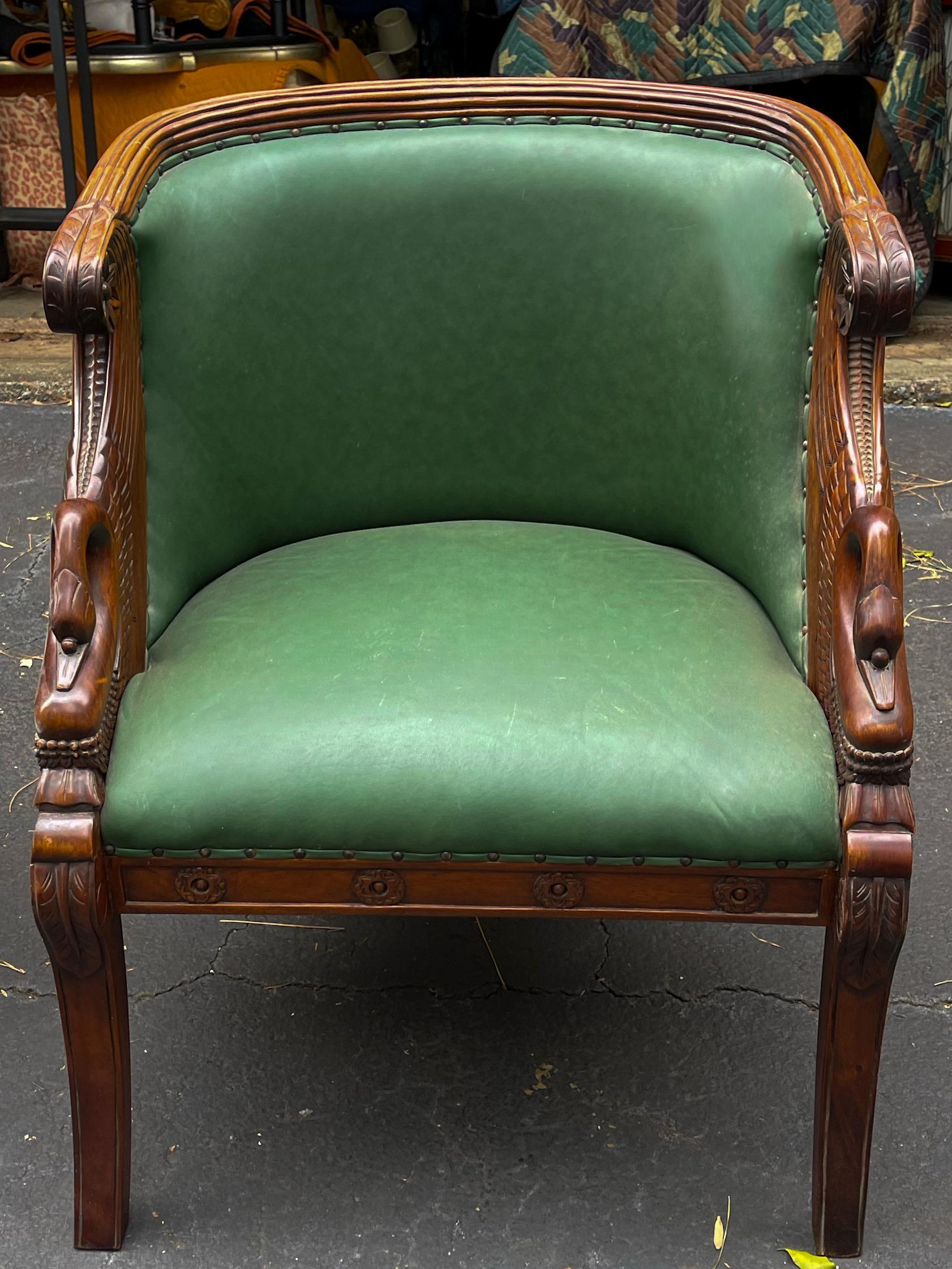 Pareja de Sillas Cisne Talladas en Madera de Fruta y Cuero Verde Estilo Imperio de Mediados de Siglo siglo XX en venta