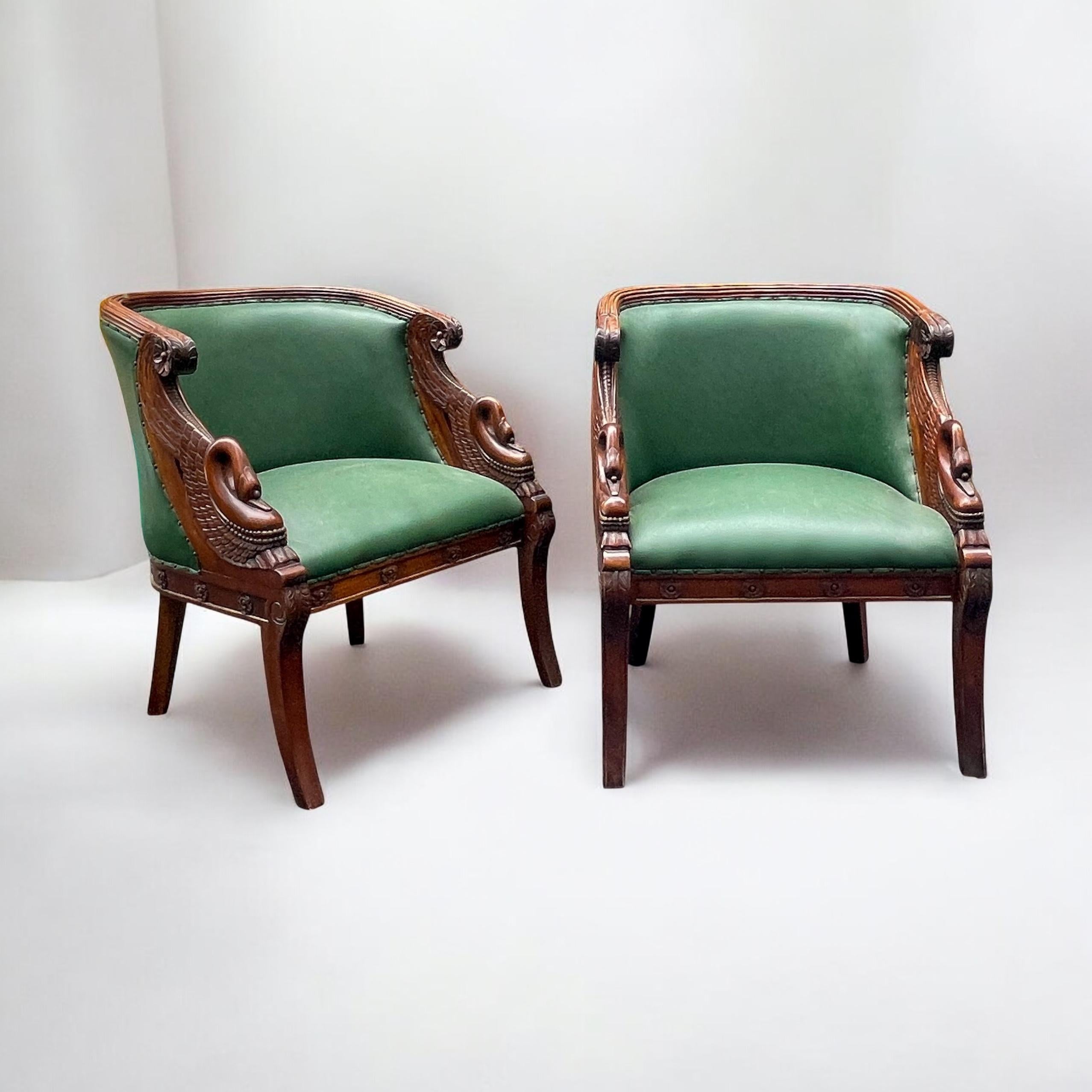 Pareja de Sillas Cisne Talladas en Madera de Fruta y Cuero Verde Estilo Imperio de Mediados de Siglo en venta 1