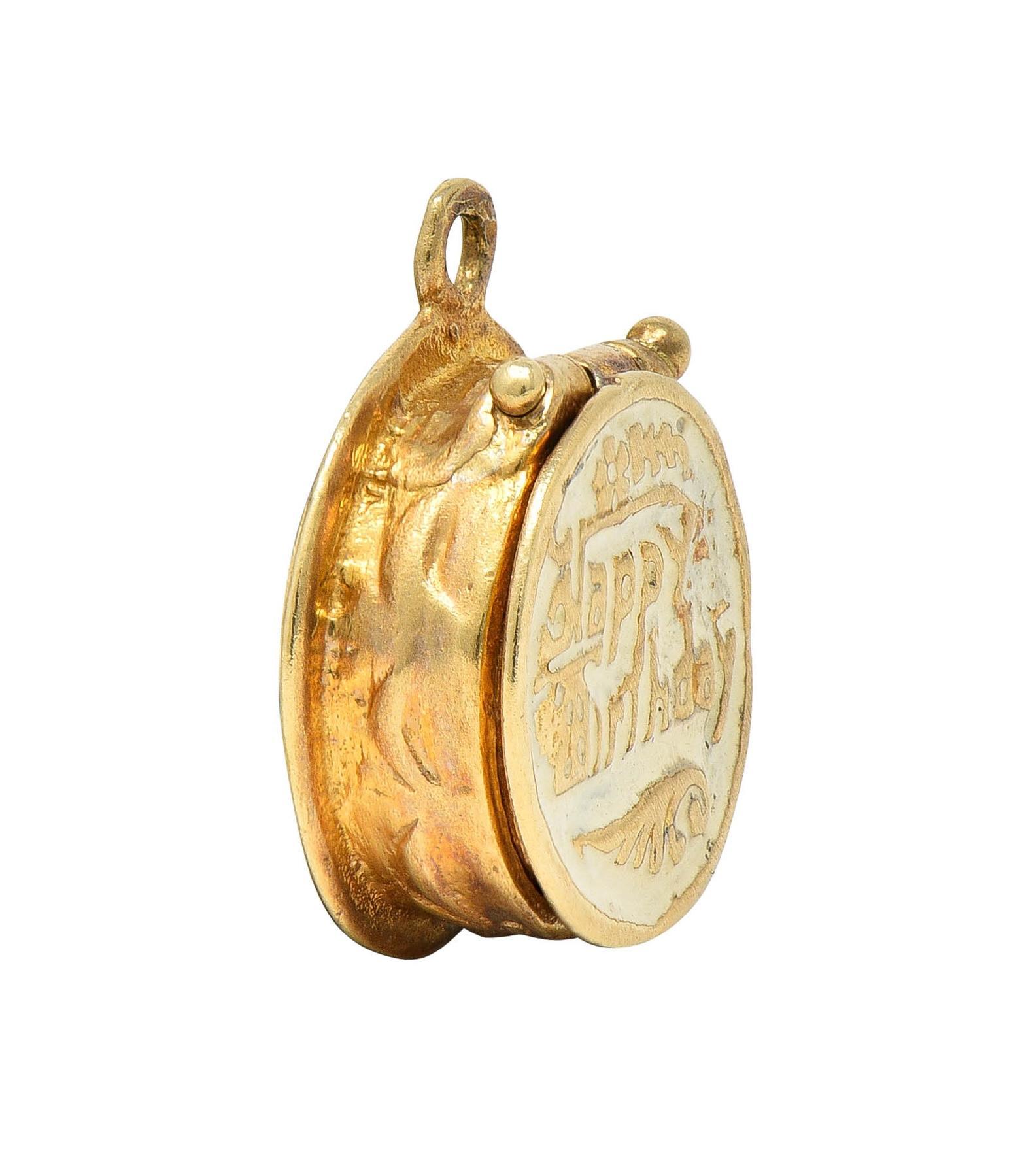 Breloque en émail du milieu du siècle, or 14 carats, gâteau d'anniversaire Vintage Surprise Charm Bon état - En vente à Philadelphia, PA