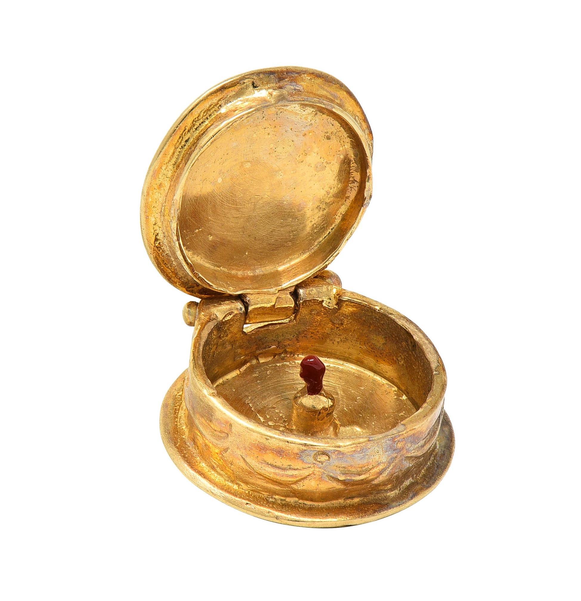 Breloque en émail du milieu du siècle, or 14 carats, gâteau d'anniversaire Vintage Surprise Charm en vente 1