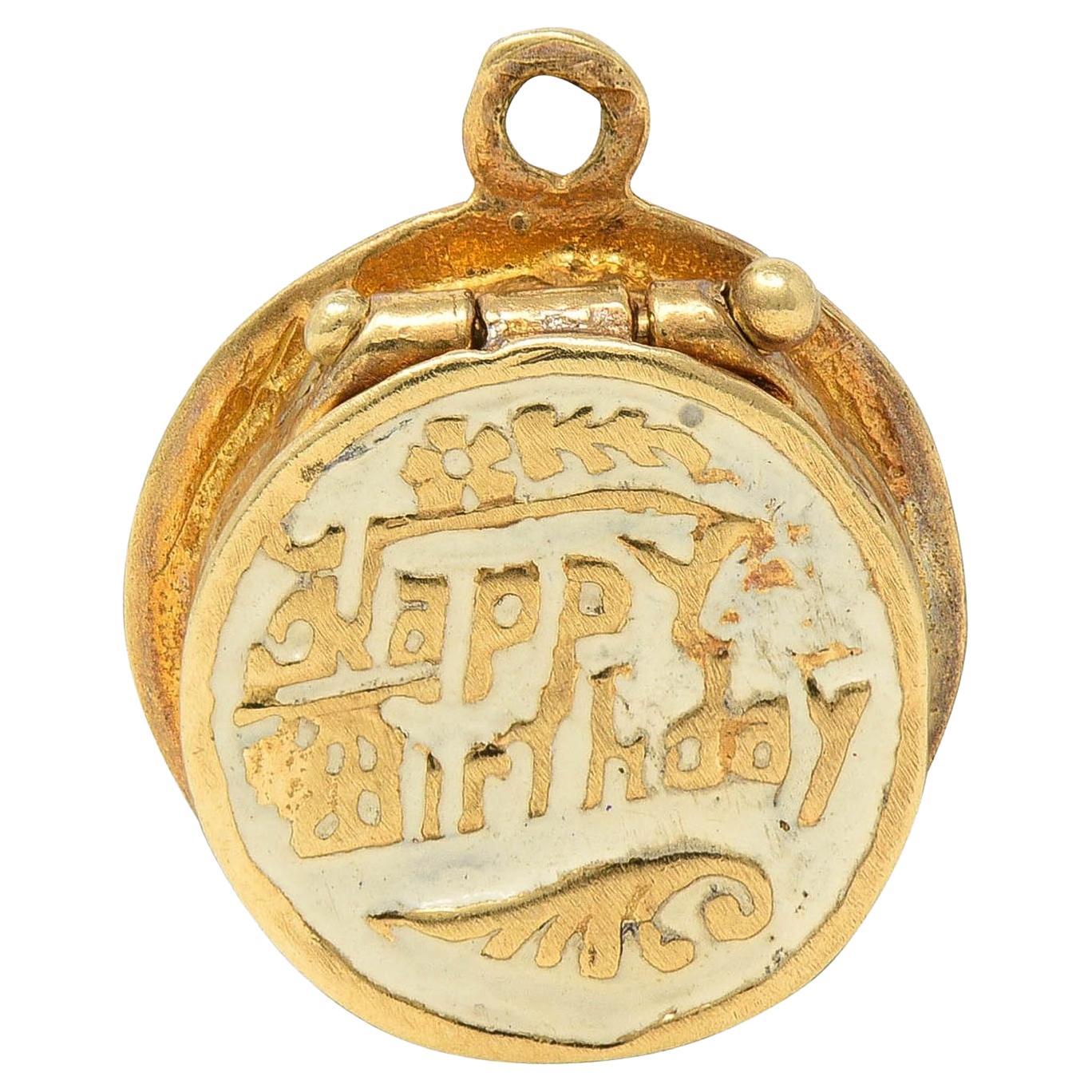 Breloque en émail du milieu du siècle, or 14 carats, gâteau d'anniversaire Vintage Surprise Charm