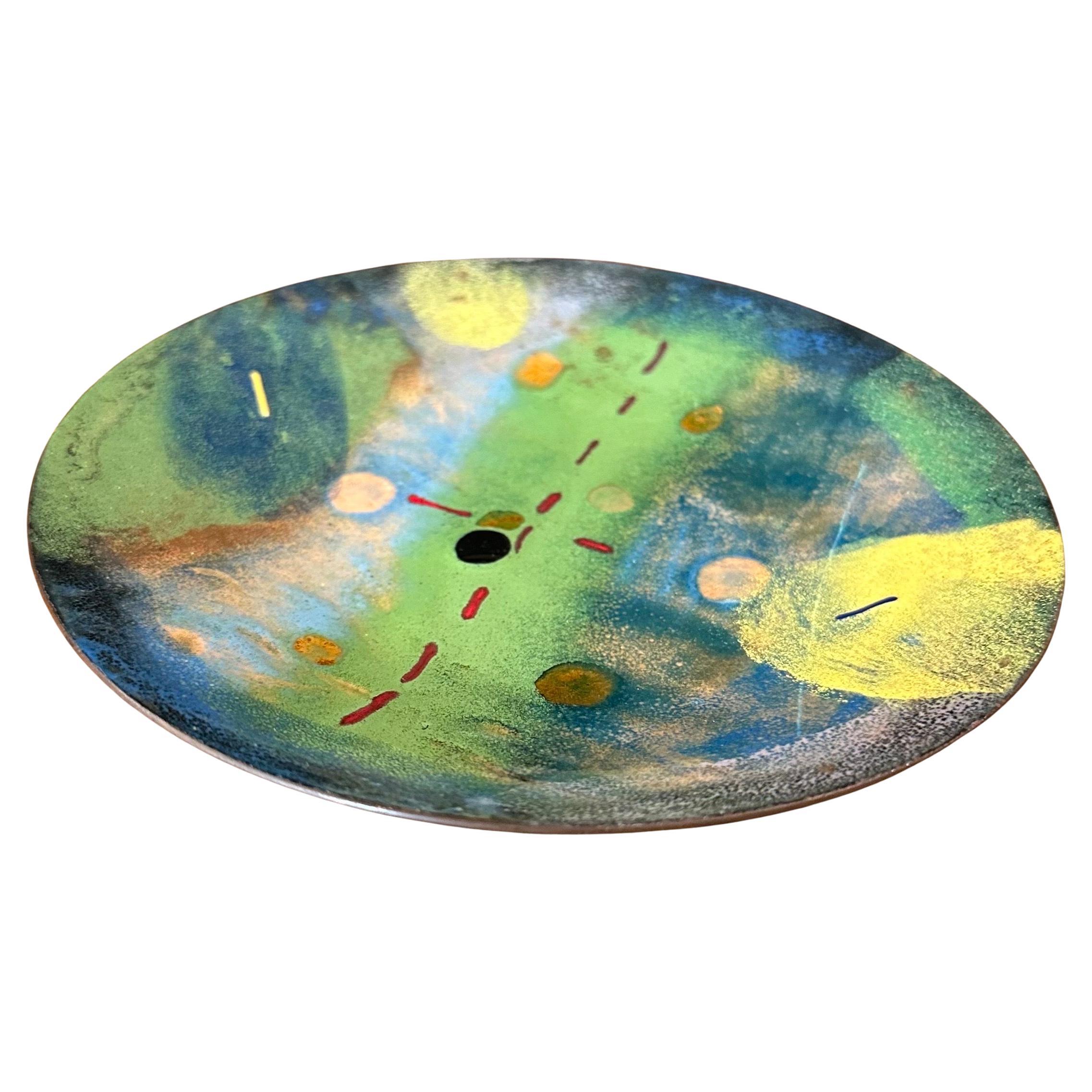 Magnifique plaque de cuivre émaillée de MCM, vers les années 1960. L'assiette est en très bon état vintage et mesure 5,75