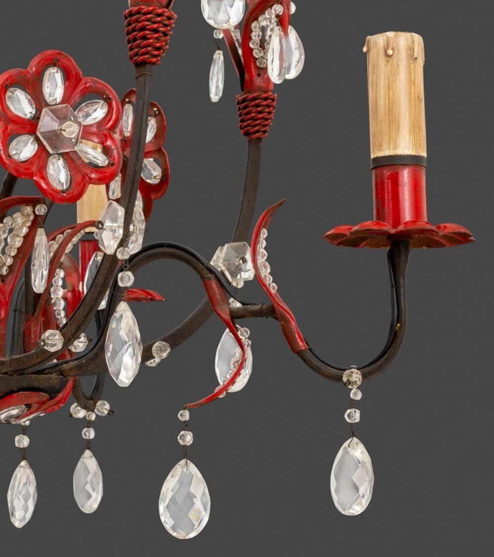 Lampadario a forma di fiore in vetro e metallo smaltato della Modernità di metà secolo, quattro candelabri, tracce di smalto rosso. 35
