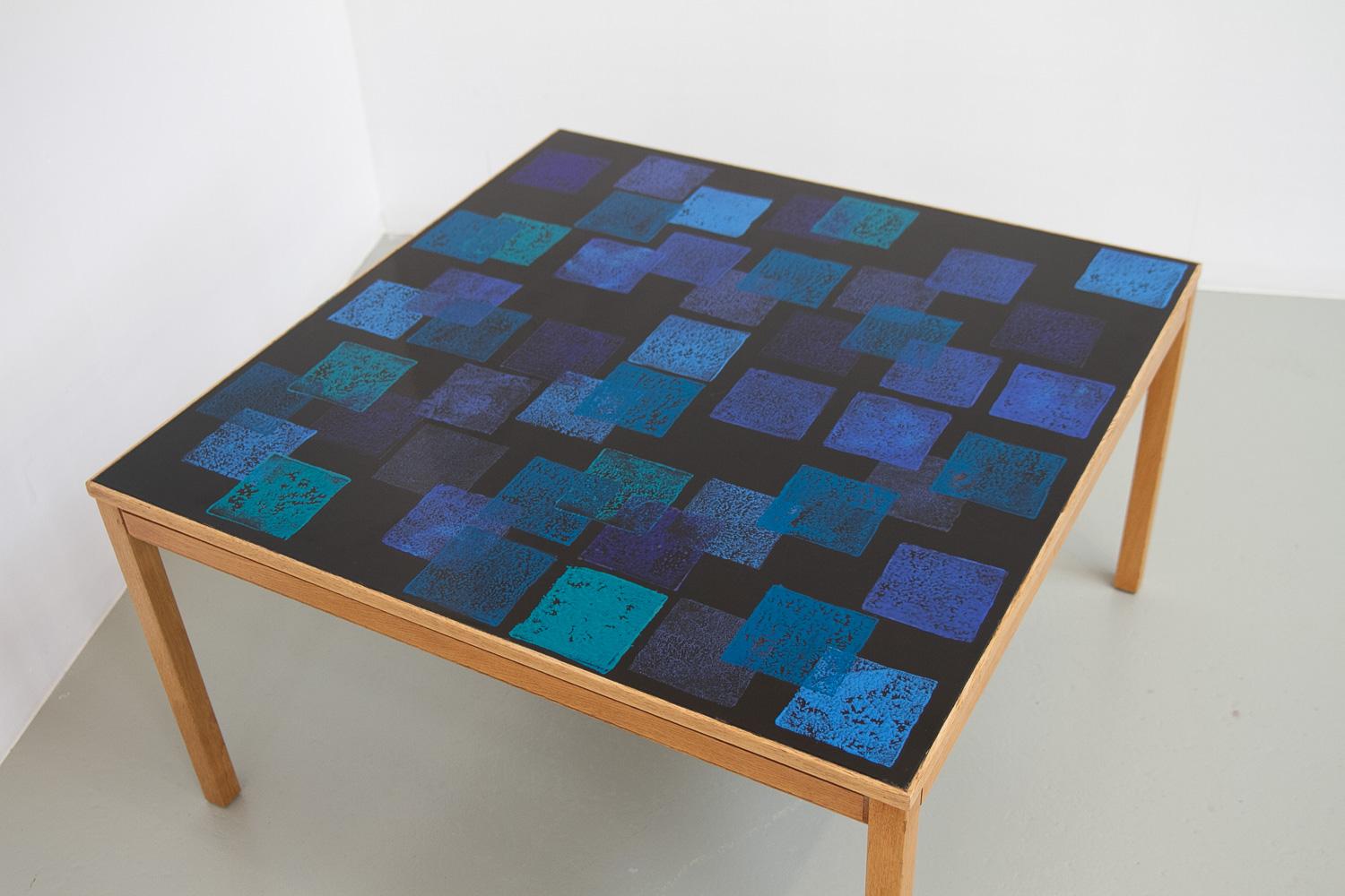 Table basse en chêne émaillé du milieu du siècle par Törneman pour NK Sweden, années 1960.

Table à café ou à cocktail suédoise du milieu du siècle dernier en Triva Dura, conçue par David Rosén avec un plateau abstrait de l'artiste Algot 
