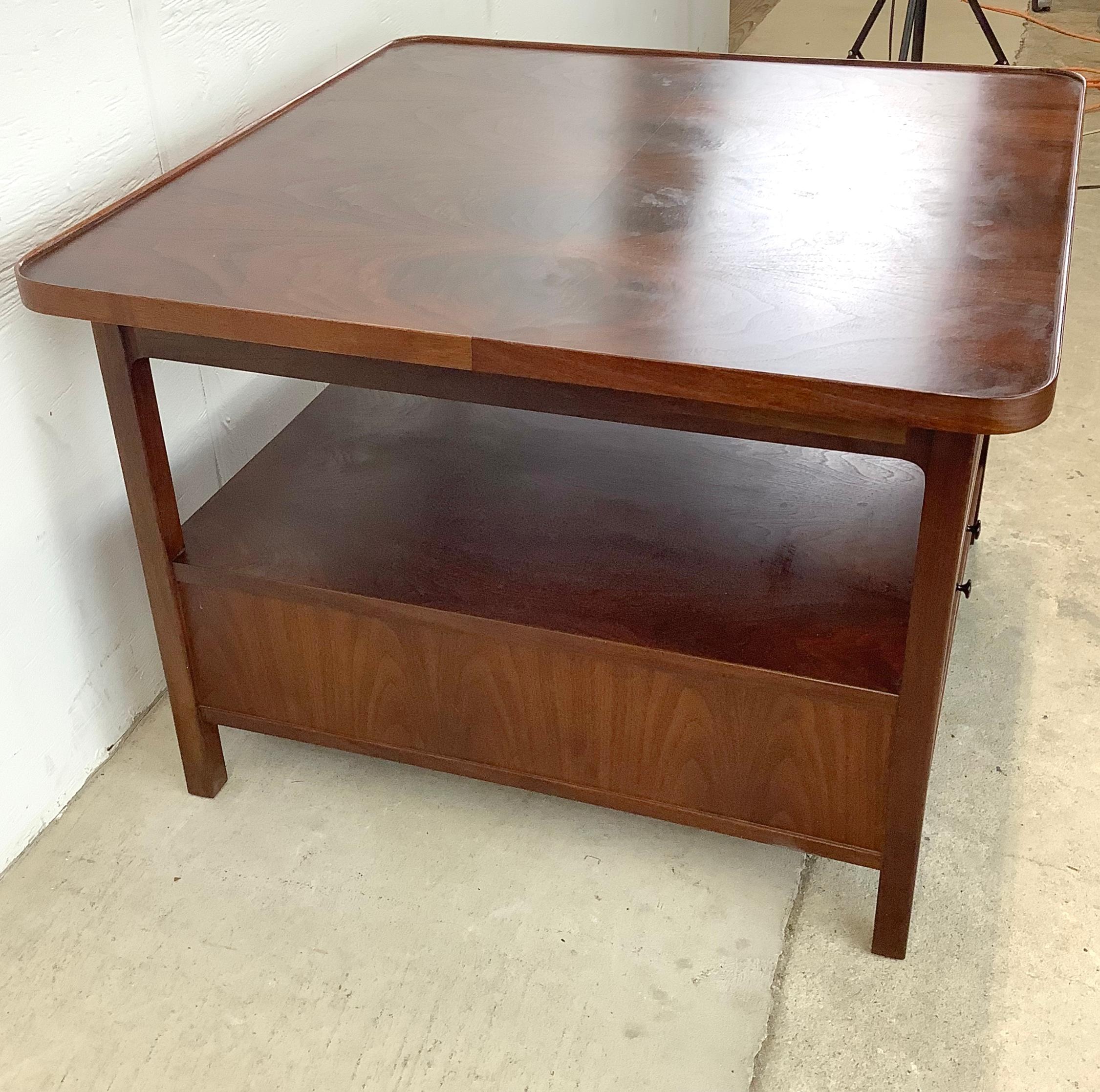 Mid-Century End Table attr. Jack Cartwright for Founders Furniture In Good Condition For Sale In Trenton, NJ