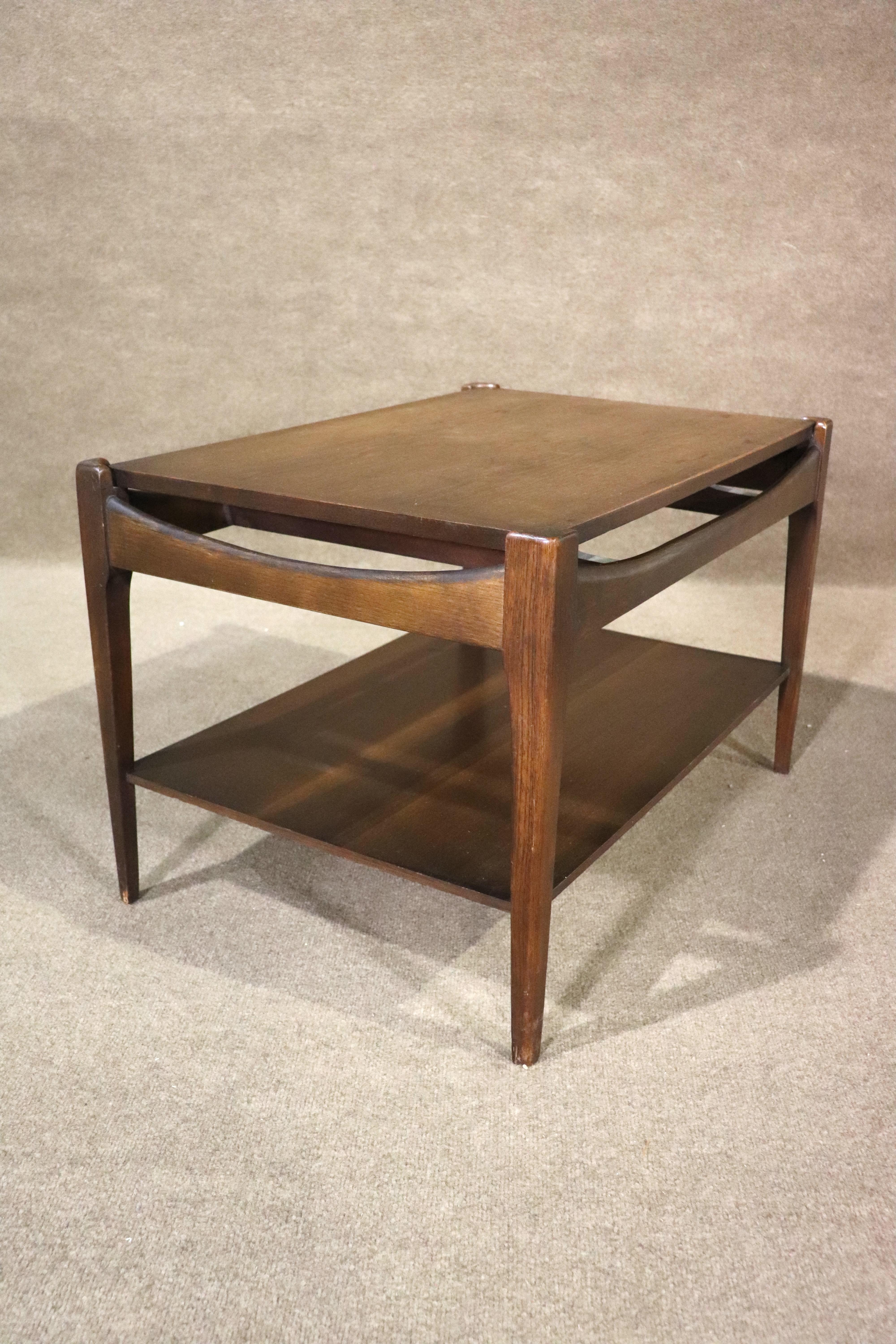 Ein Paar zweistöckige Tische von Bassett Furniture. Mid-Century-Design mit geschwungenem Rahmen und konischen Beinen.
Bitte bestätigen Sie den Standort NY oder NJ
