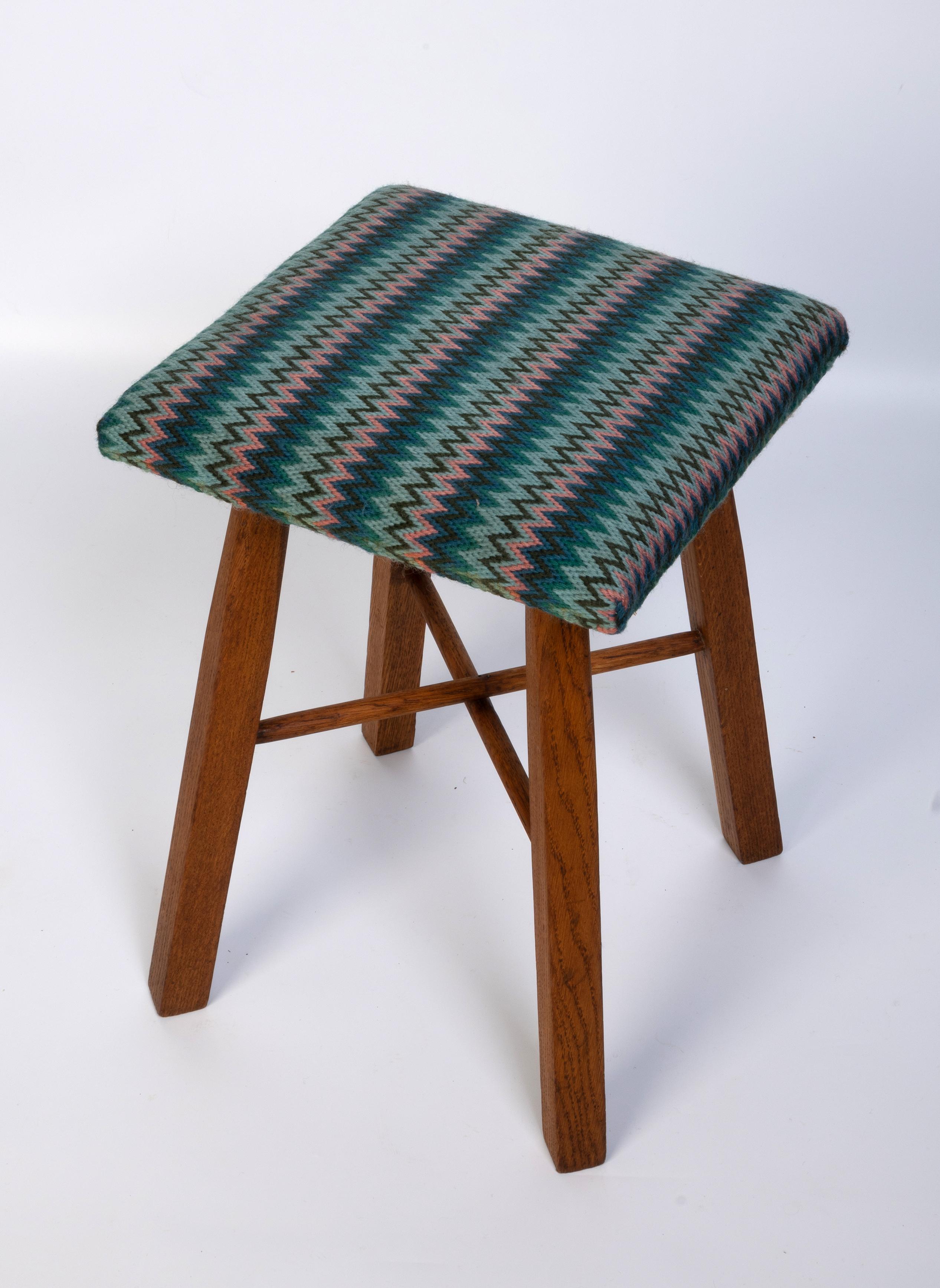 Mid Century English Arts And Crafts Oak Stool C.1950 In Good Condition For Sale In London, GB