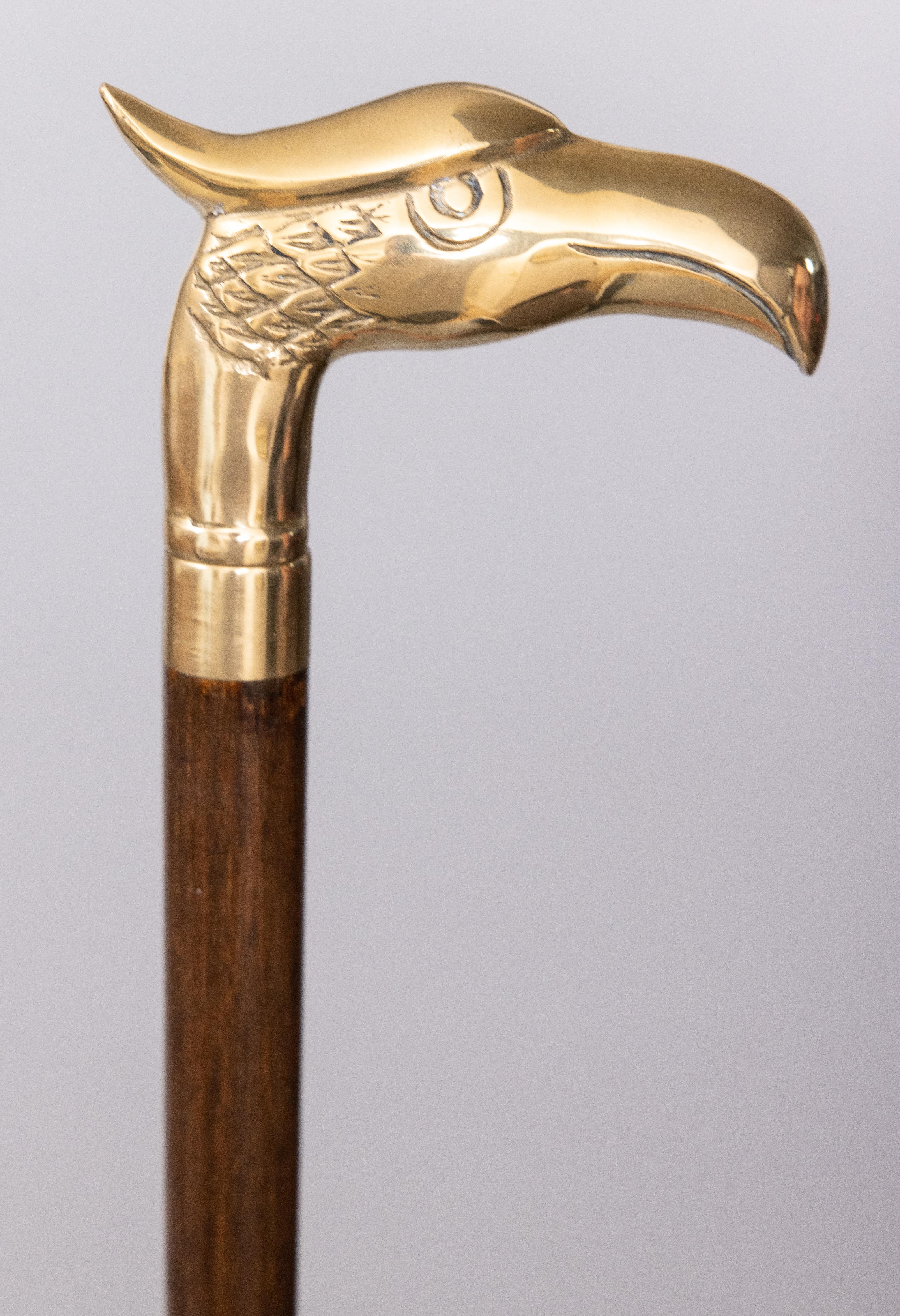 Mid-Century English Brass Eagle Walnut Tippling Walking Stick with Hidden Flask In Good Condition In Pearland, TX