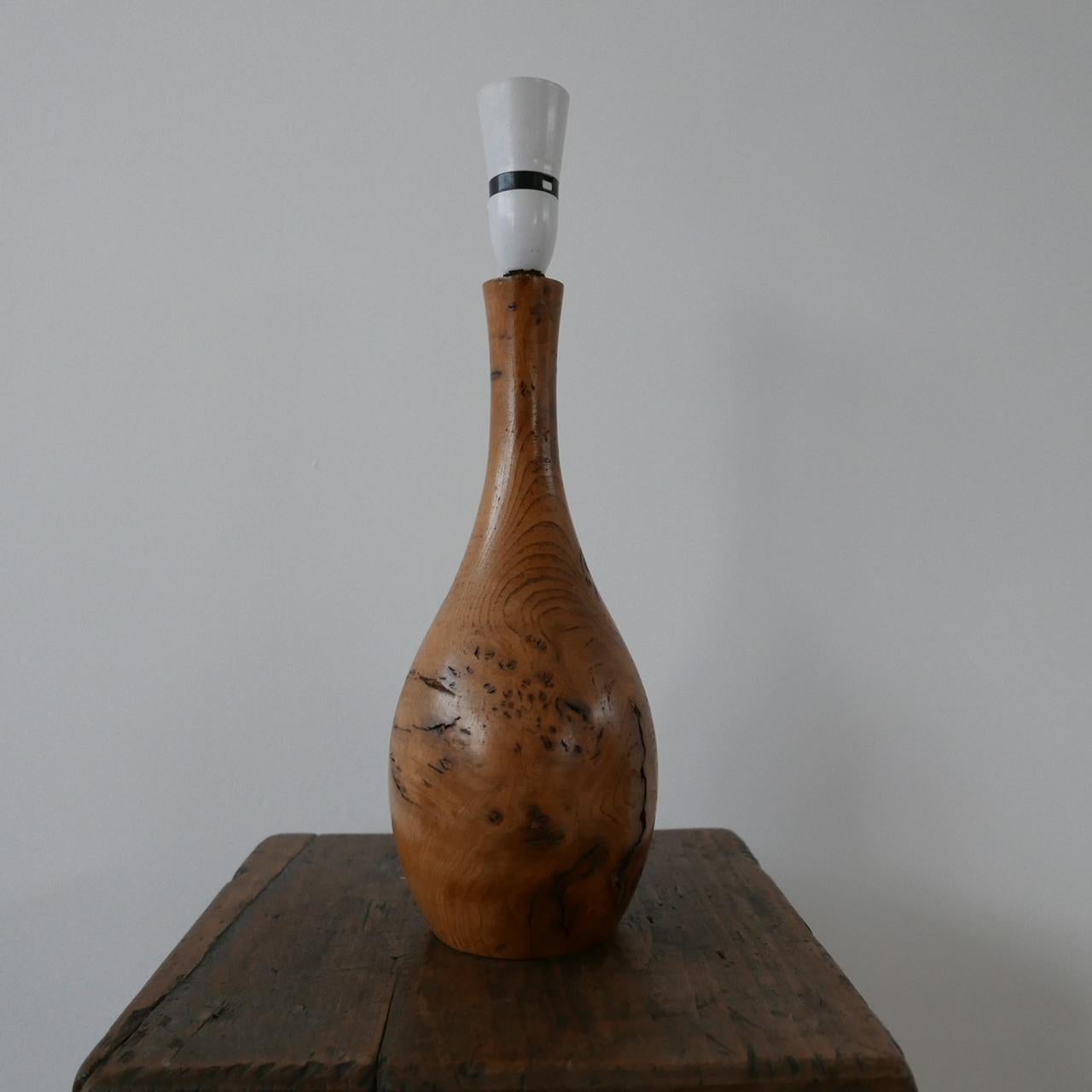 Eine Tischlampe aus Wurzelholz,

England, ca. 1960er Jahre.

Guter Vintage-Zustand. 

Da neu verkabelt und PAT getestet. Die Glühbirnenfassung wird in Messing umgewandelt. 

Interne Referenz: UK.

Standort: London Gallery.

Abmessungen: 13