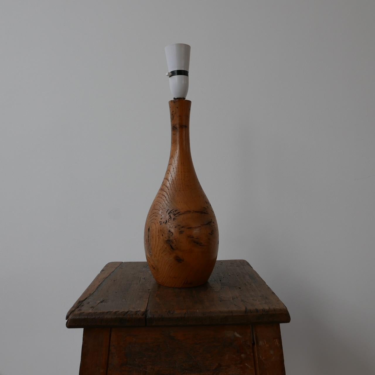 Mid-Century English Burr Wood Tischlampe im Angebot 1
