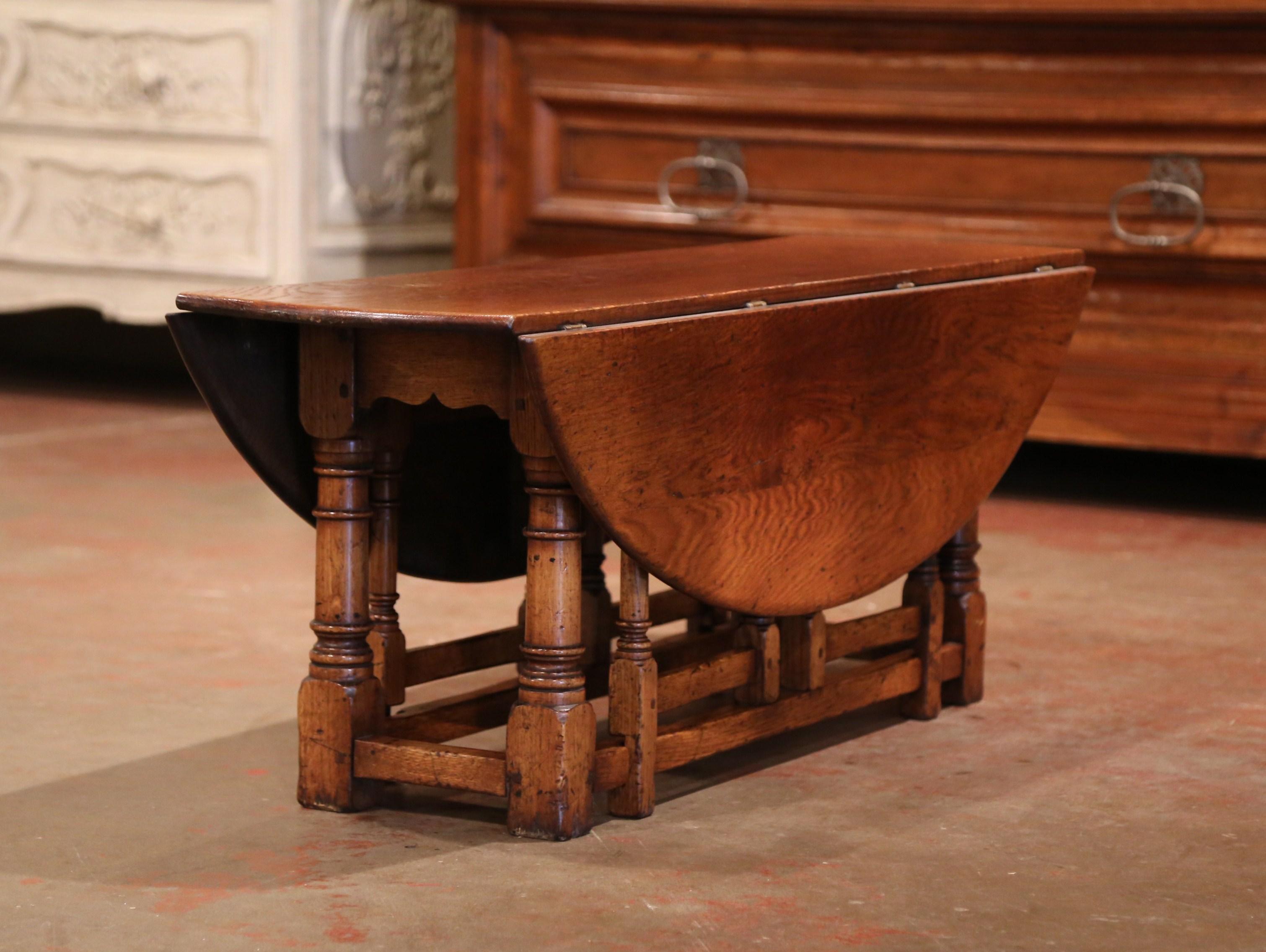 Midcentury English Carved Chestnut Gate Leg Drop Leaf Coffee Table In Excellent Condition In Dallas, TX