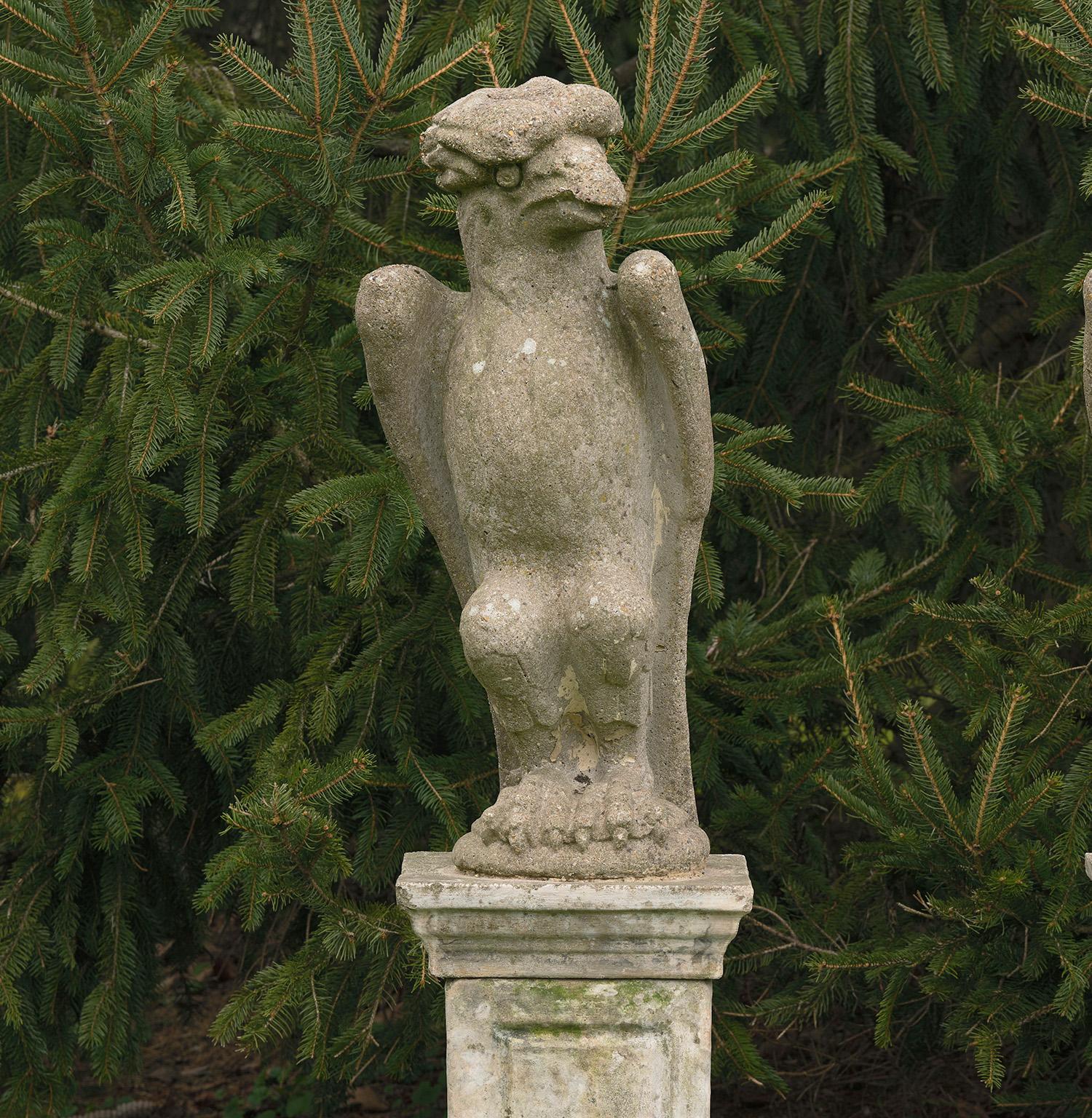 Moderne Oiseaux en pierre moulée sur piédestal - Angleterre du milieu du siècle en vente