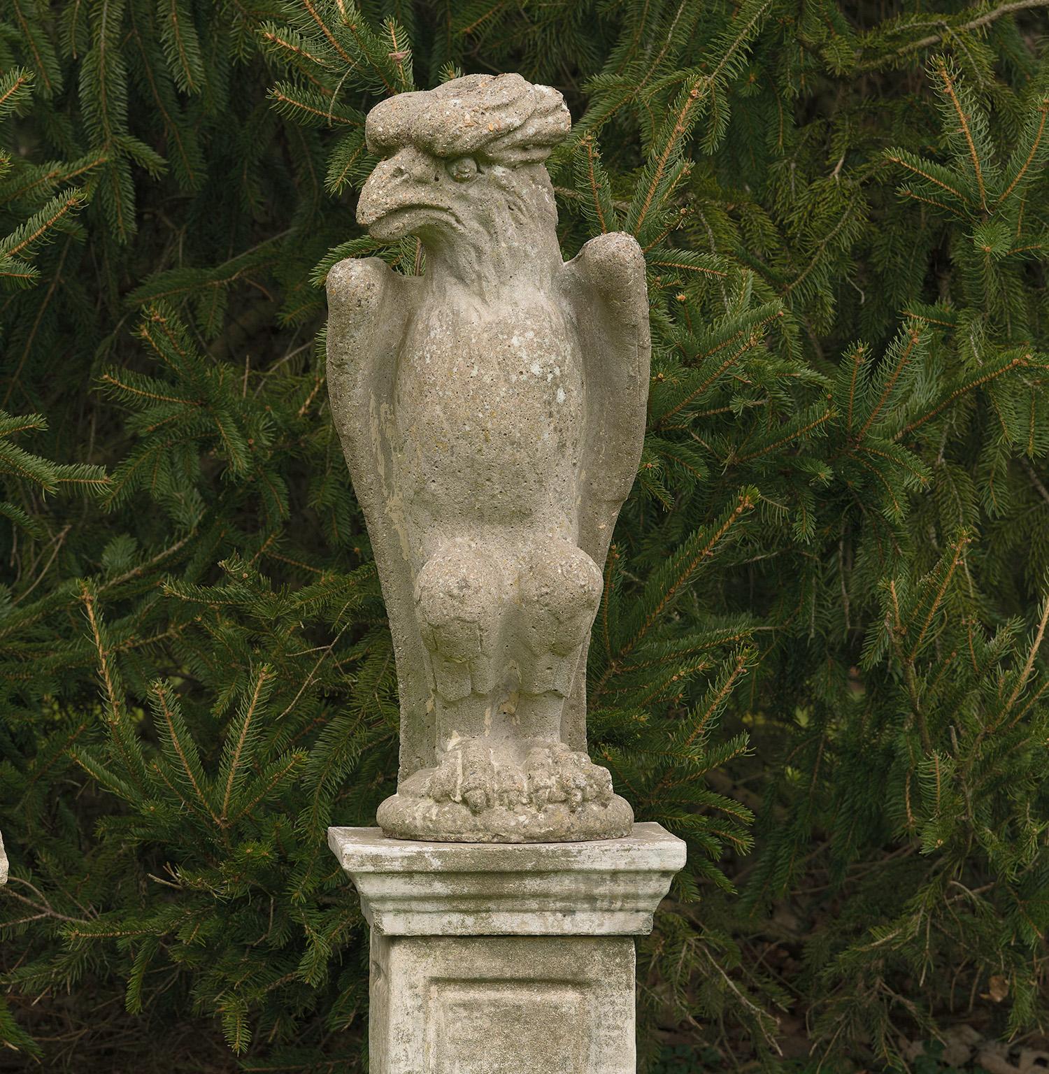 Anglais Oiseaux en pierre moulée sur piédestal - Angleterre du milieu du siècle en vente