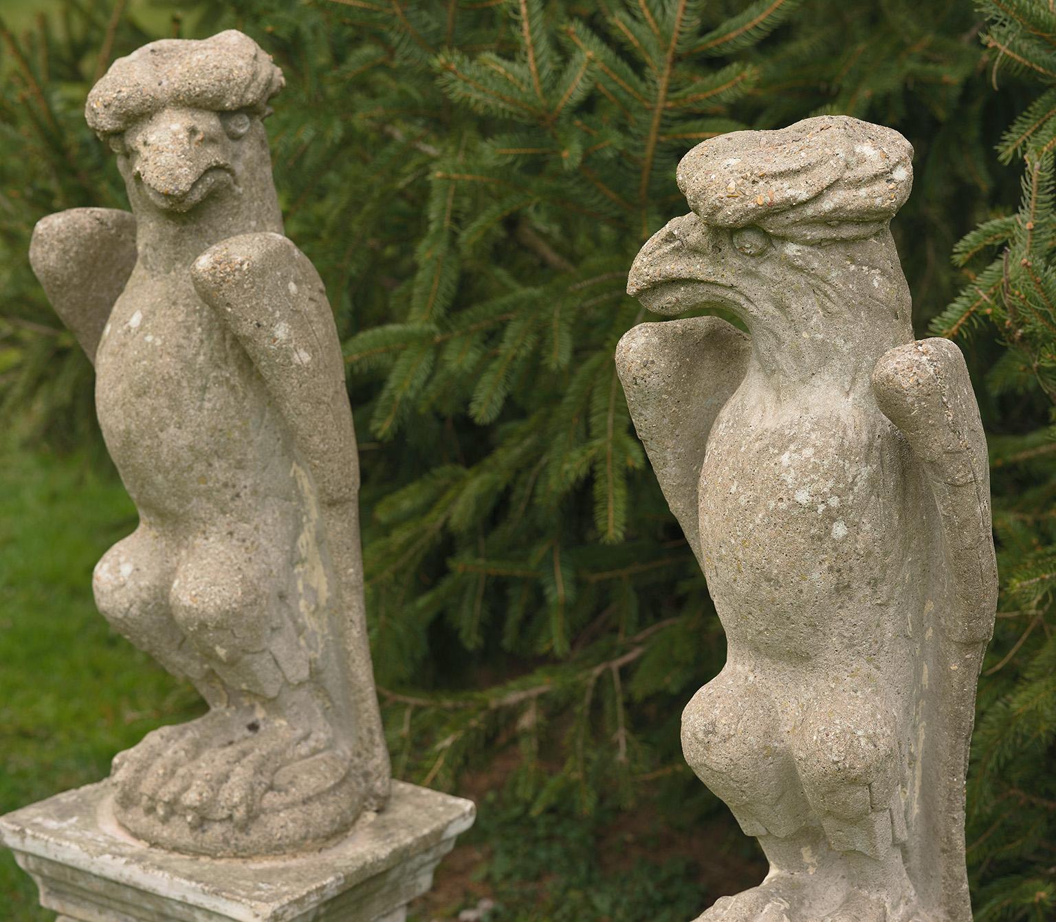 Moulage Oiseaux en pierre moulée sur piédestal - Angleterre du milieu du siècle en vente