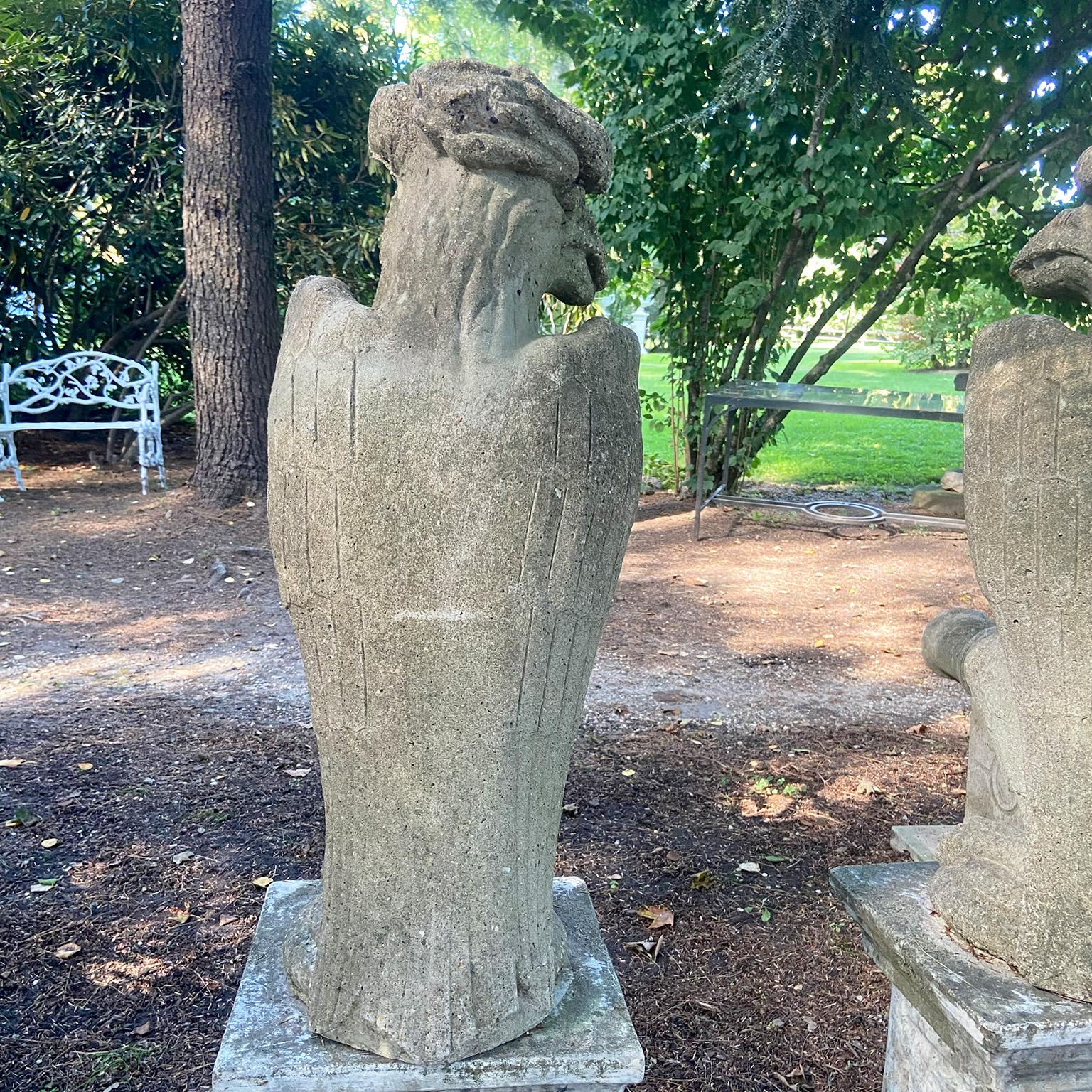 Oiseaux en pierre moulée sur piédestal - Angleterre du milieu du siècle Bon état - En vente à Katonah, NY
