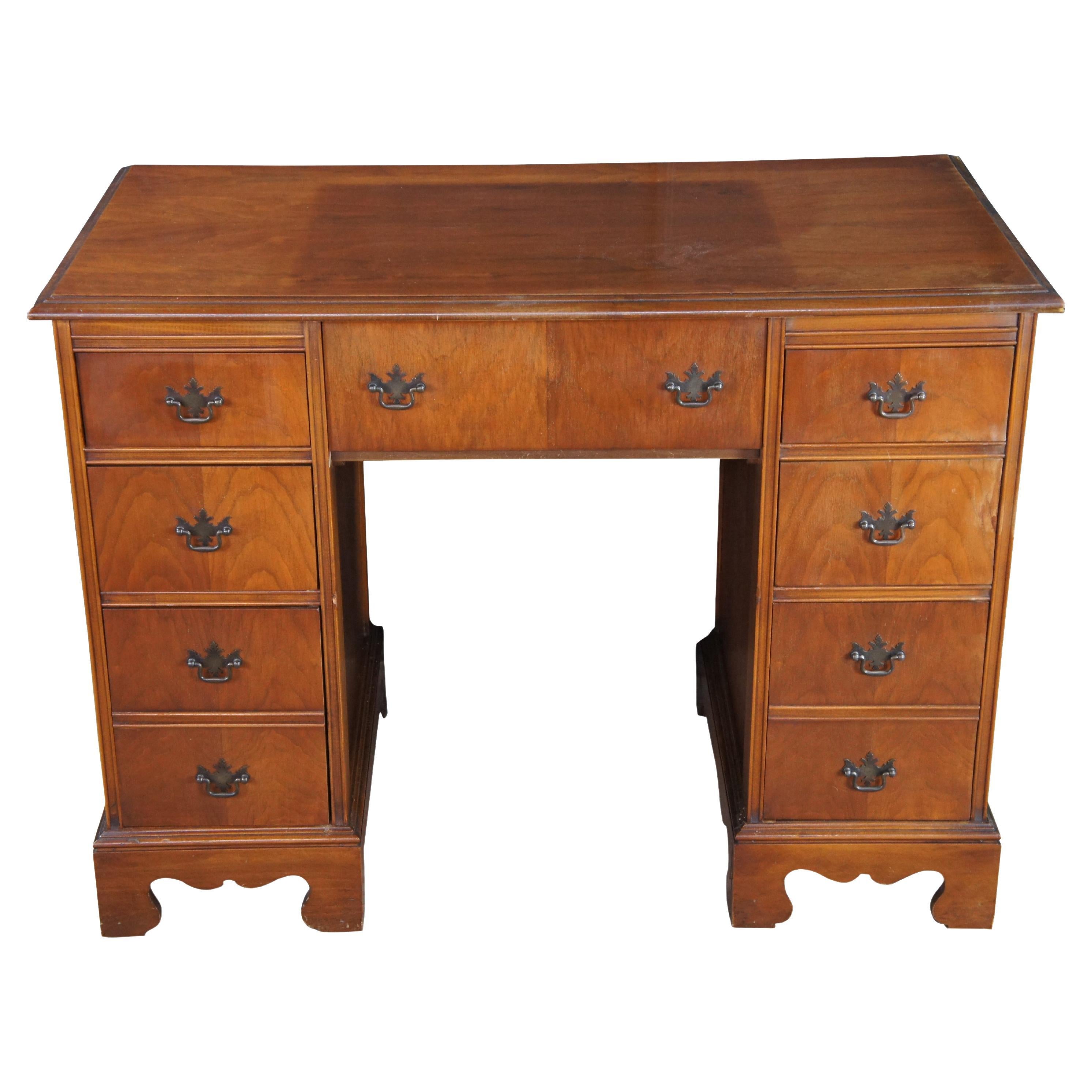 How does a typewriter desk work?