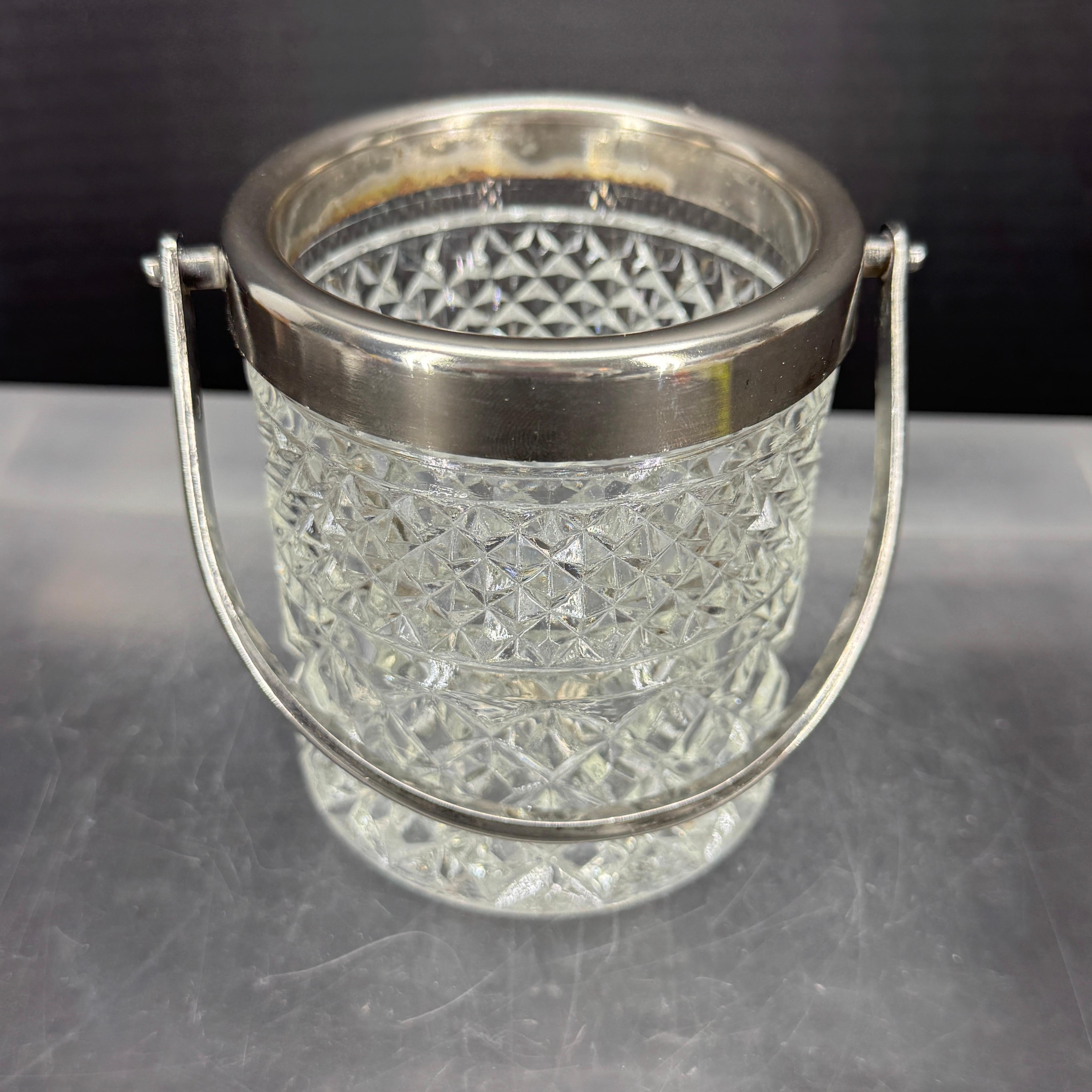 Cubitera inglesa de cristal y chapado de mediados de siglo Hecho a mano en venta