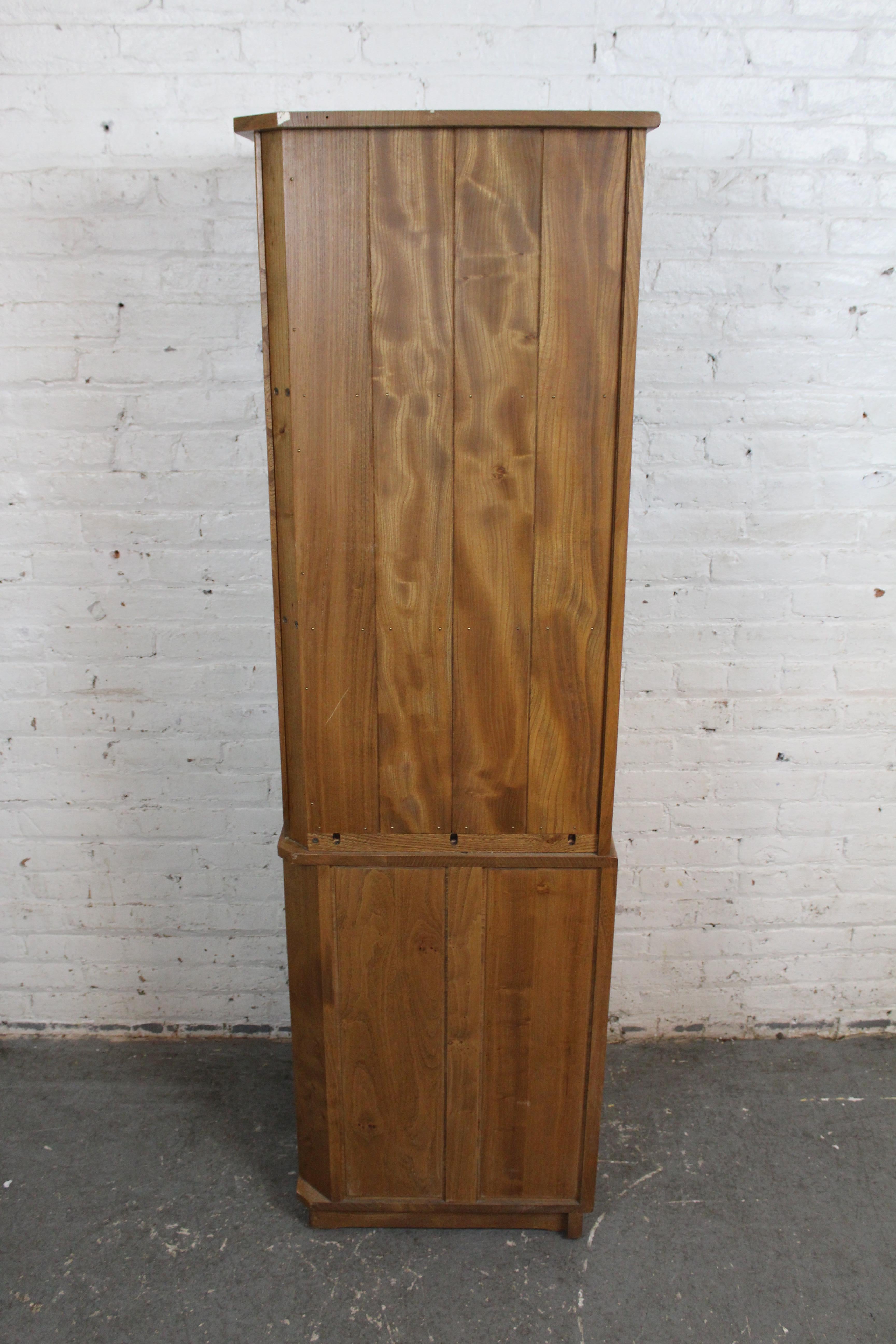 Mid-Century English Elm Corner Cupboard by Ercol In Good Condition For Sale In Brooklyn, NY