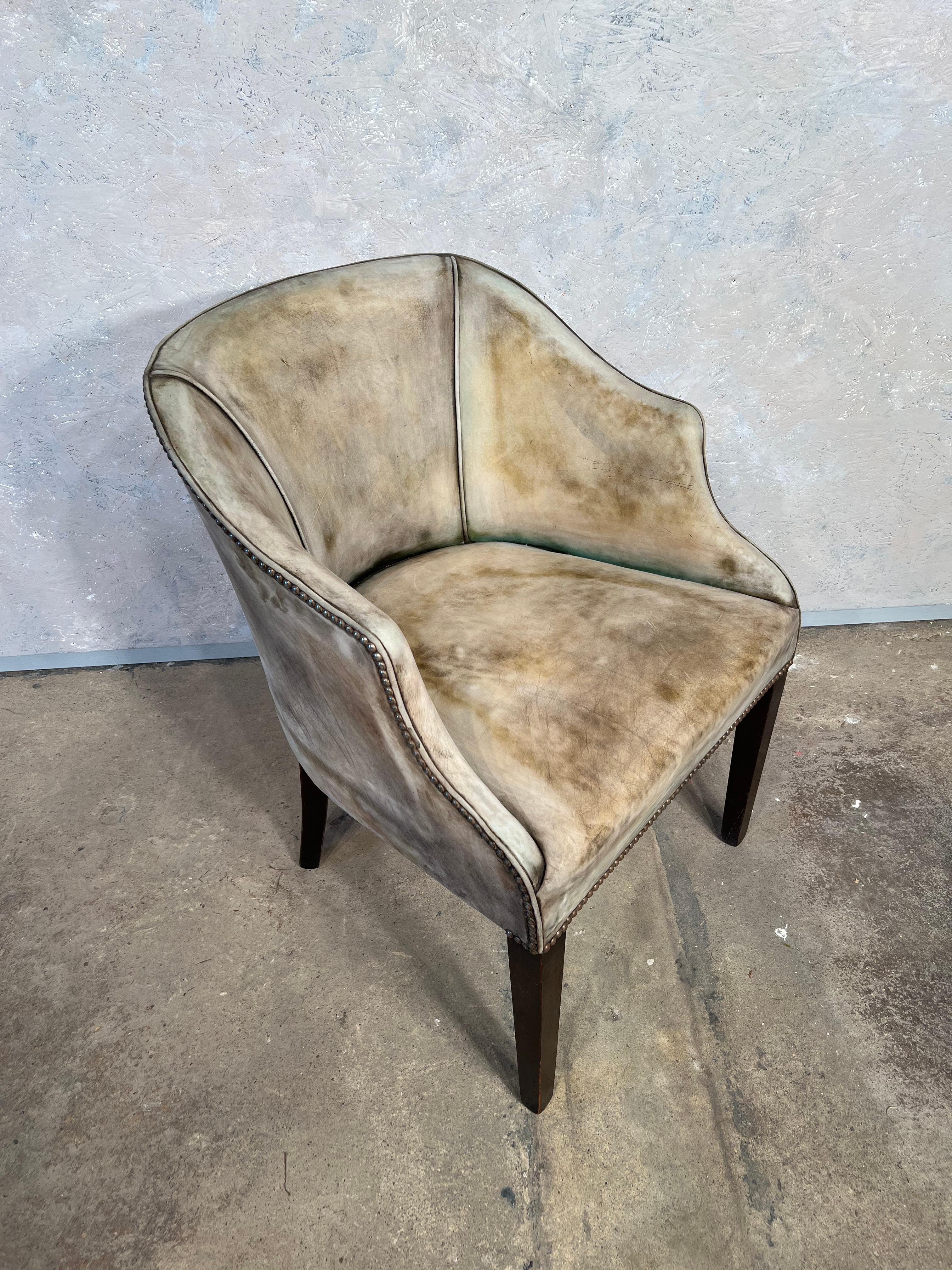 An English mid-century faded Green leather chair, lovely proportions, sits very elegantly on long mahogany legs.

Has a aged faded green dry look

In great condition.

 