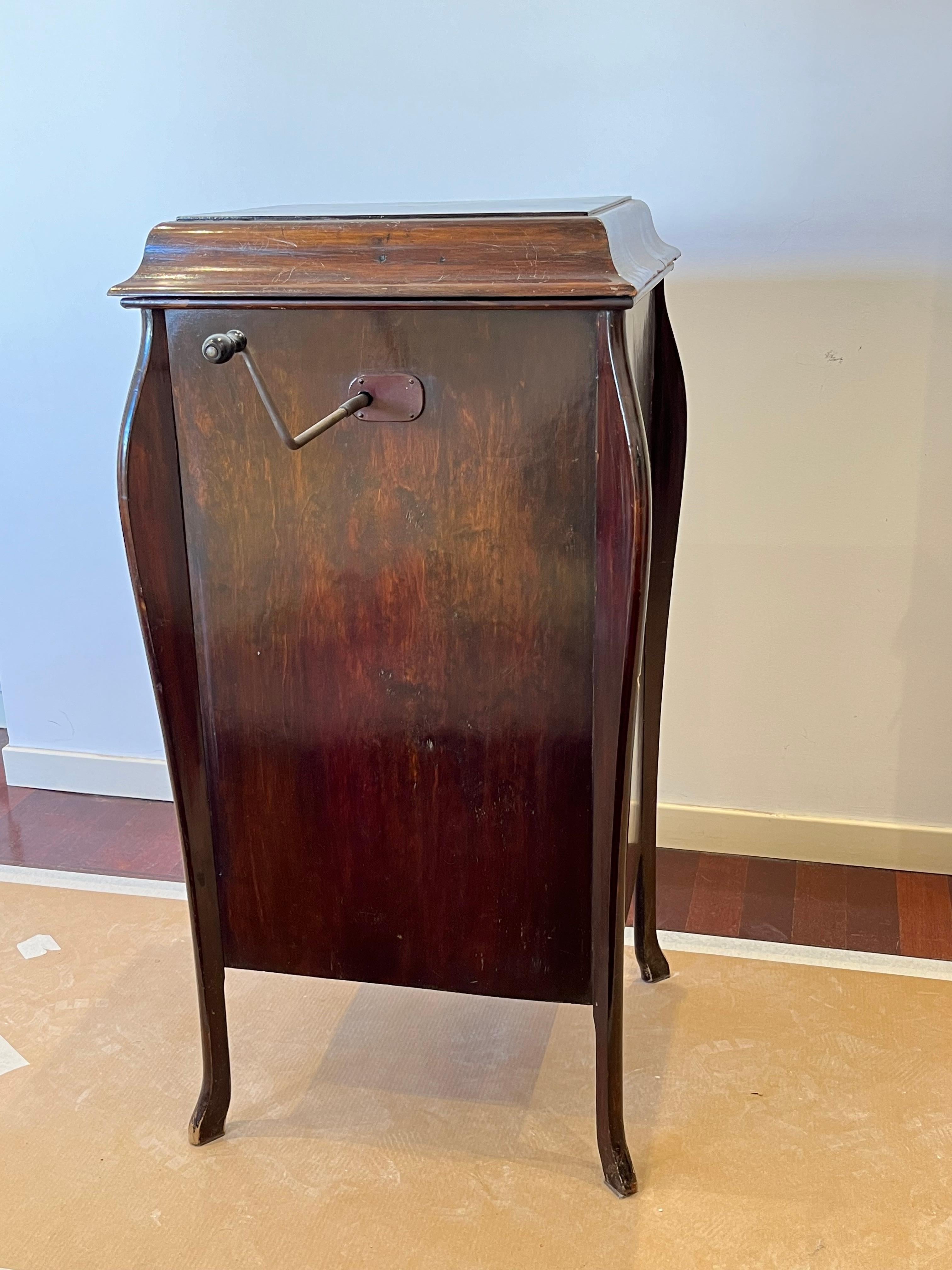 Gramophone anglais du milieu du siècle dernier formé à la main avec disques, années 1930 en vente 5