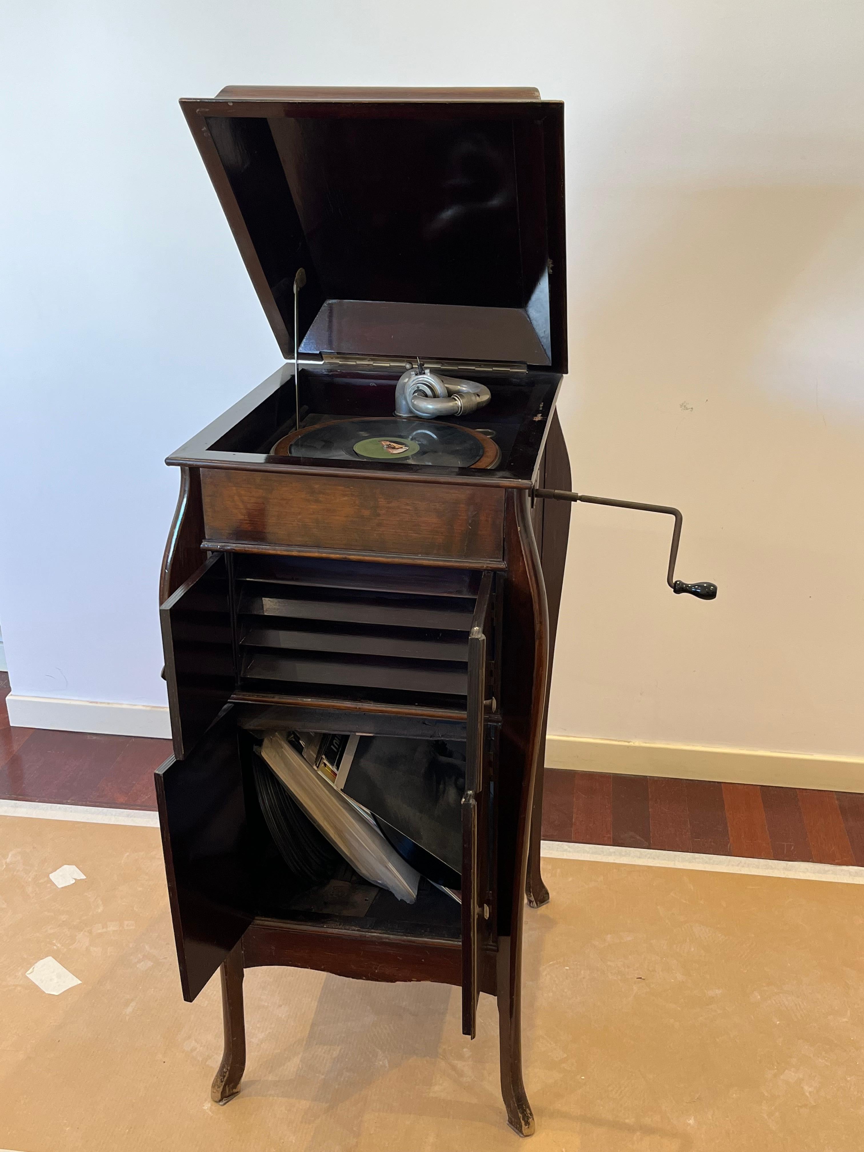 Gramophone anglais du milieu du siècle à manivelle avec disques, années 1930
Intact et en bon état