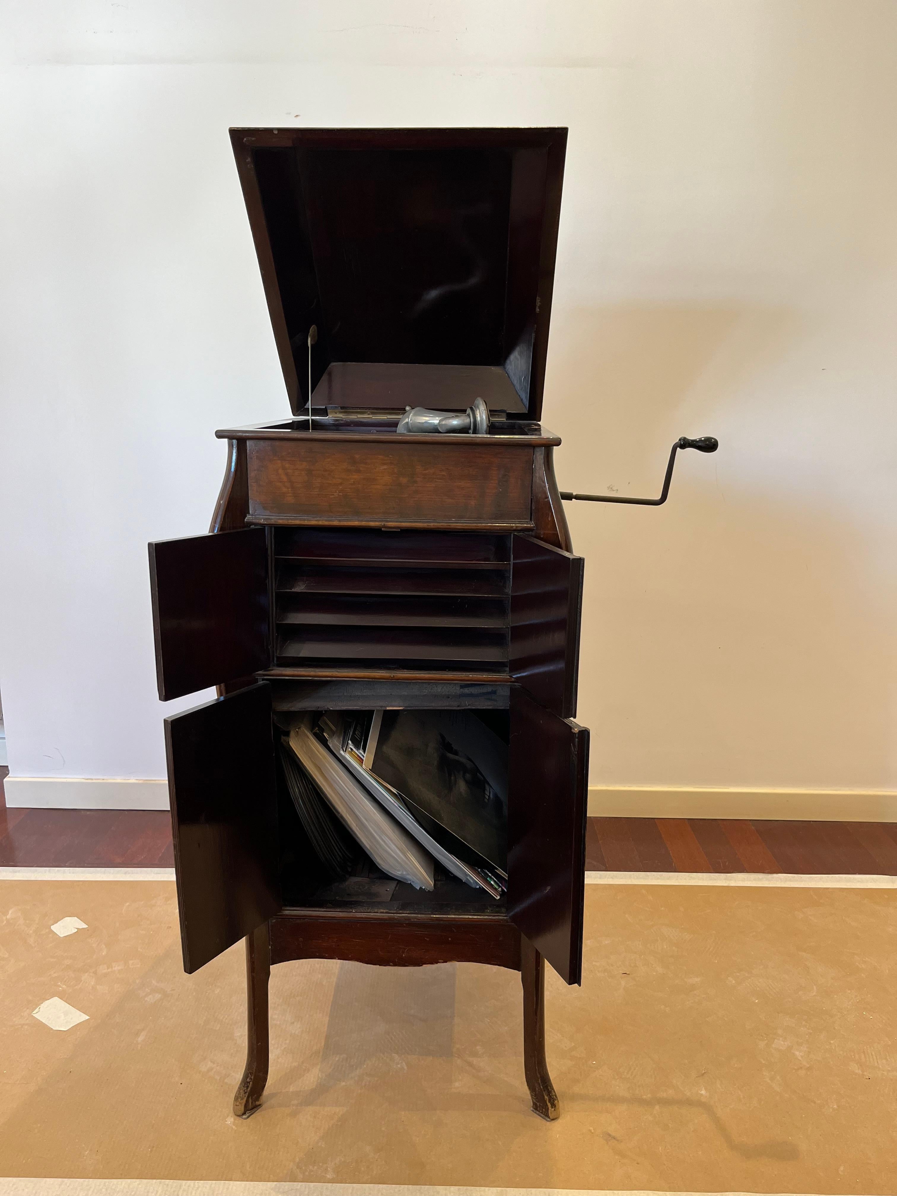 Milieu du XXe siècle Gramophone anglais du milieu du siècle dernier formé à la main avec disques, années 1930 en vente
