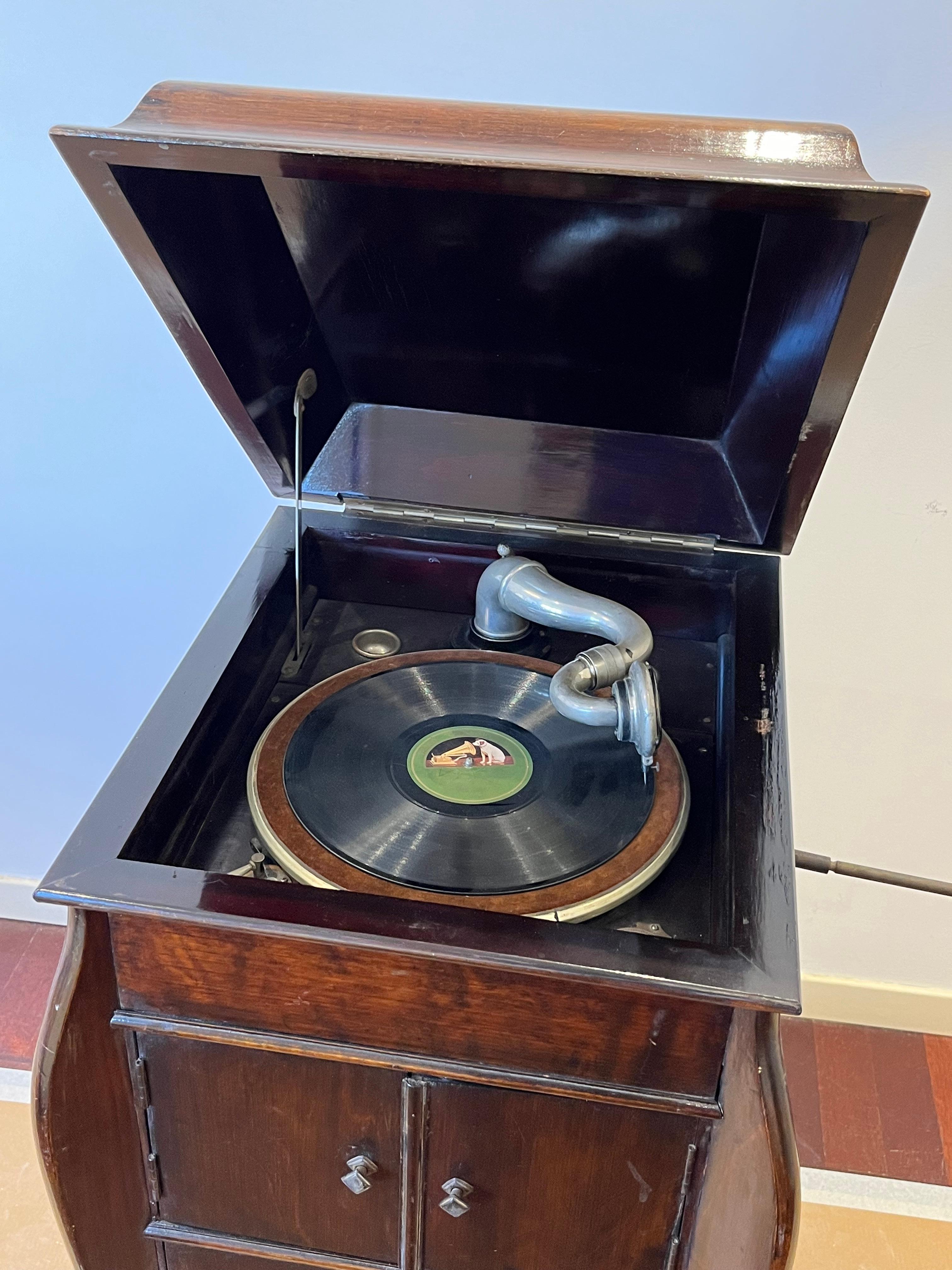 Bois Gramophone anglais du milieu du siècle dernier formé à la main avec disques, années 1930 en vente