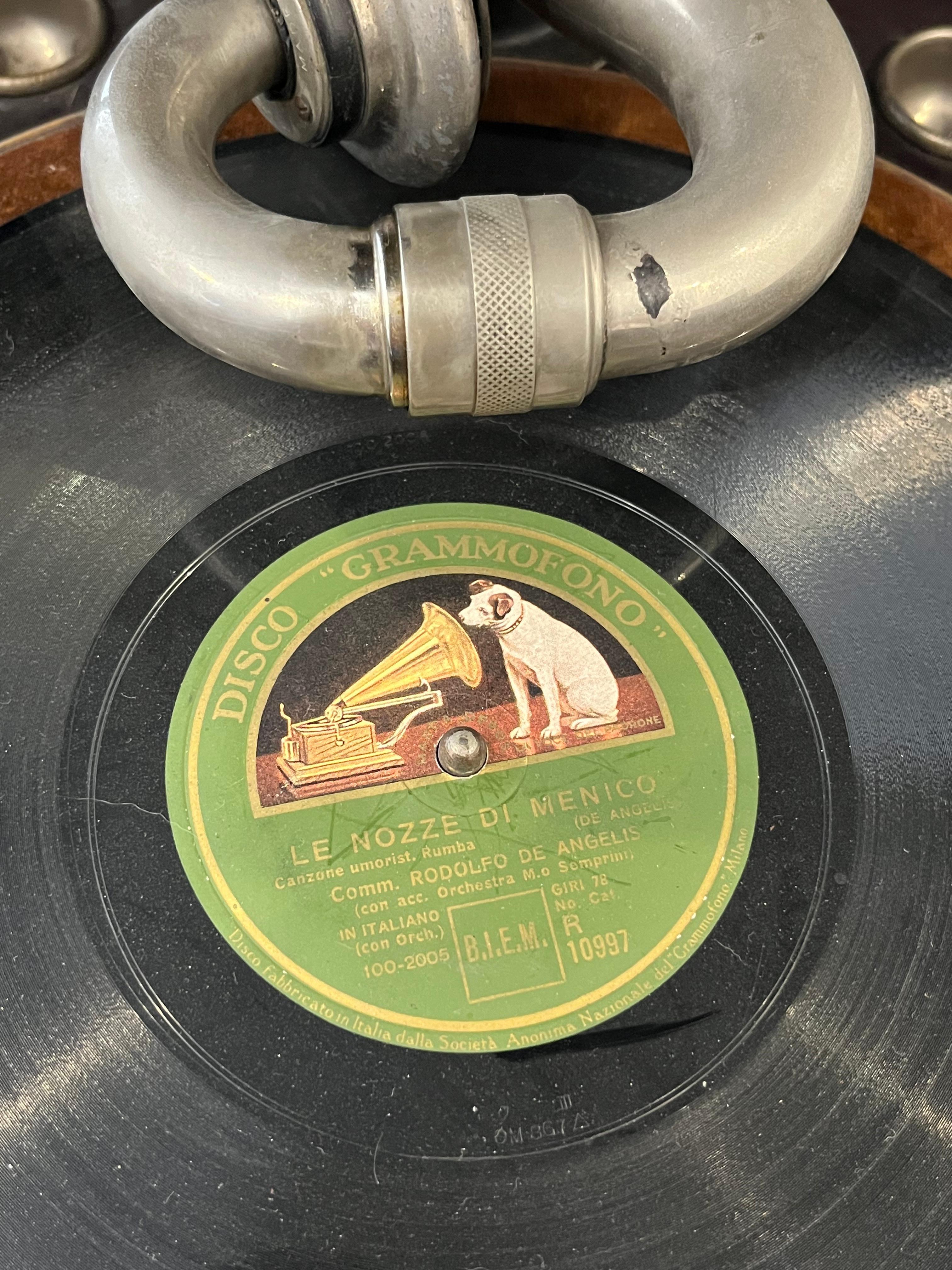 Gramophone anglais du milieu du siècle dernier formé à la main avec disques, années 1930 en vente 1