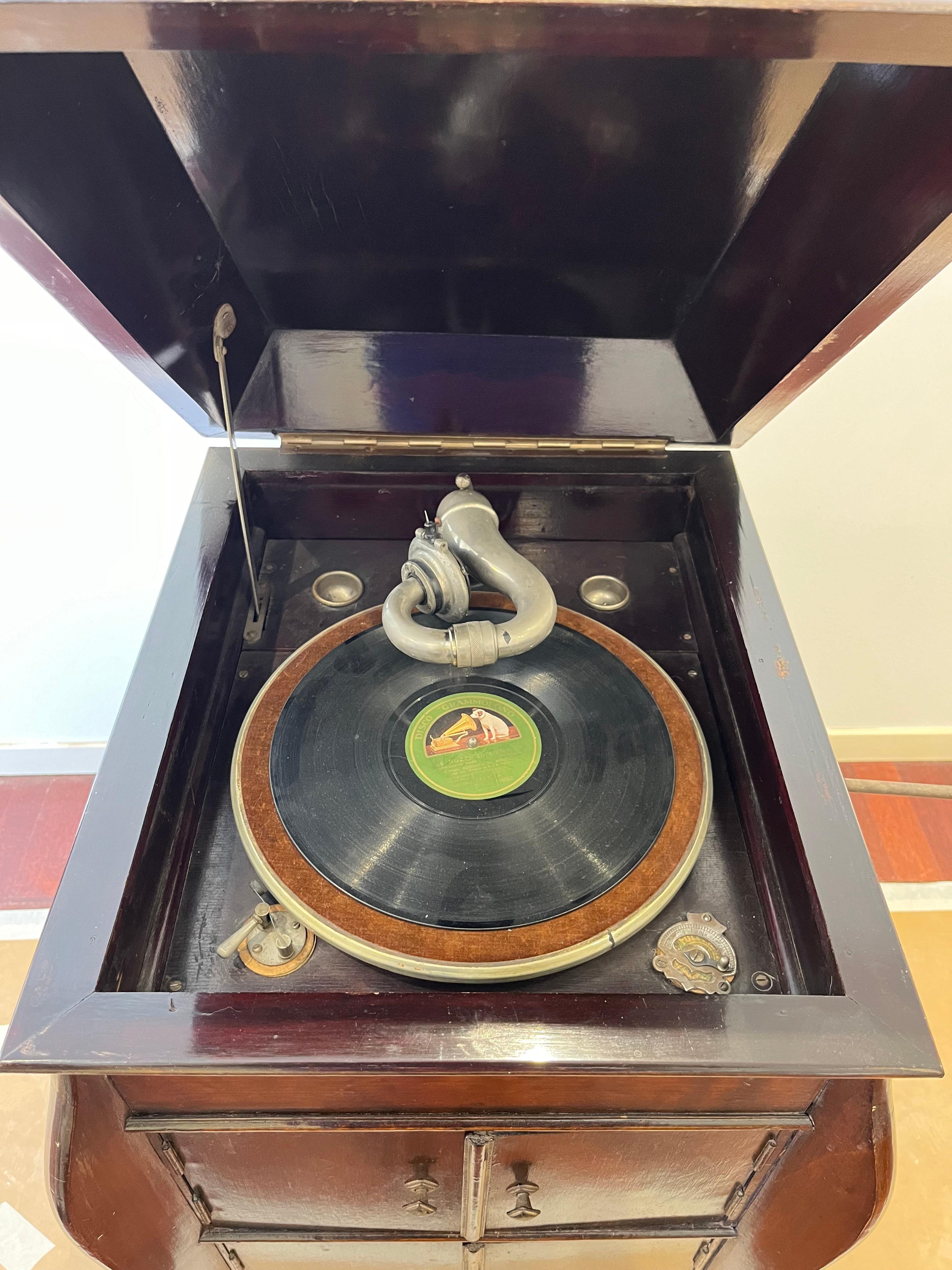 Gramophone anglais du milieu du siècle dernier formé à la main avec disques, années 1930 en vente 2