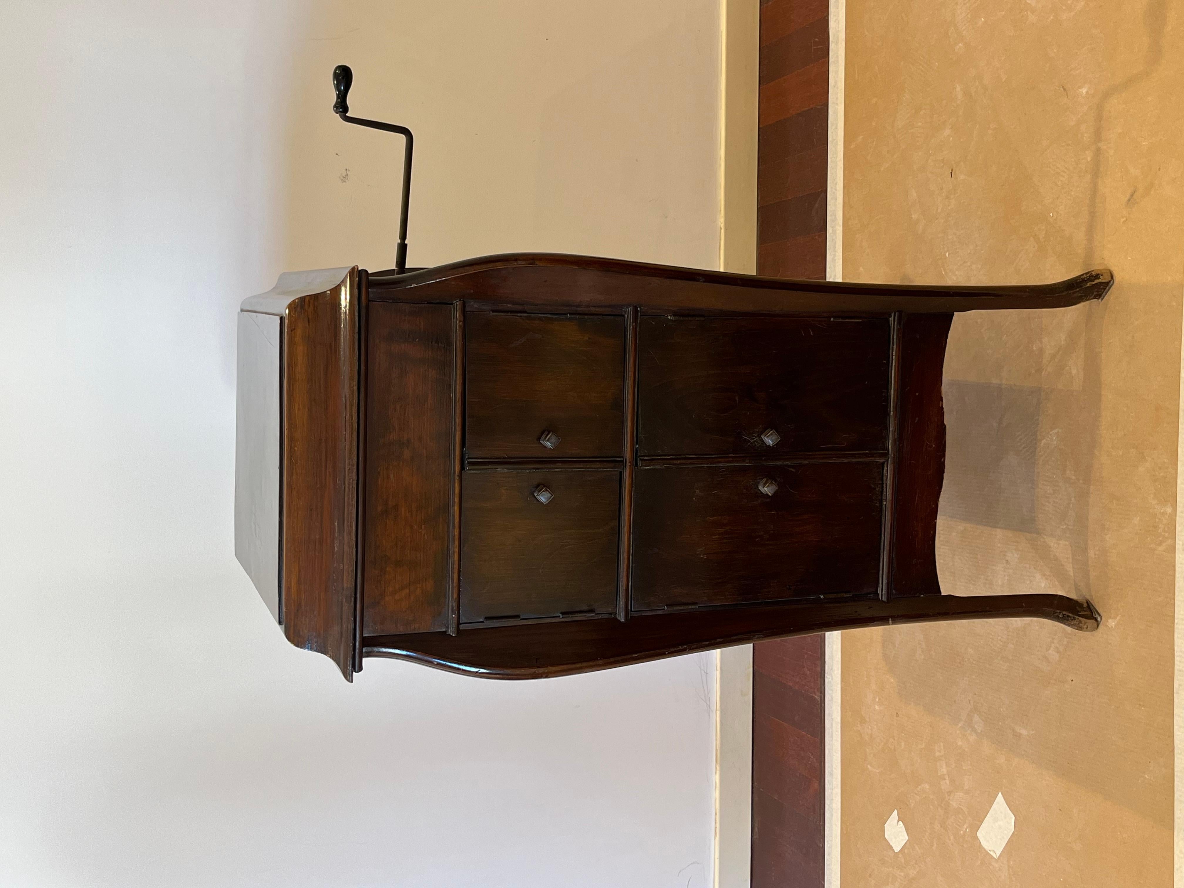 Gramophone anglais du milieu du siècle dernier formé à la main avec disques, années 1930 en vente 3