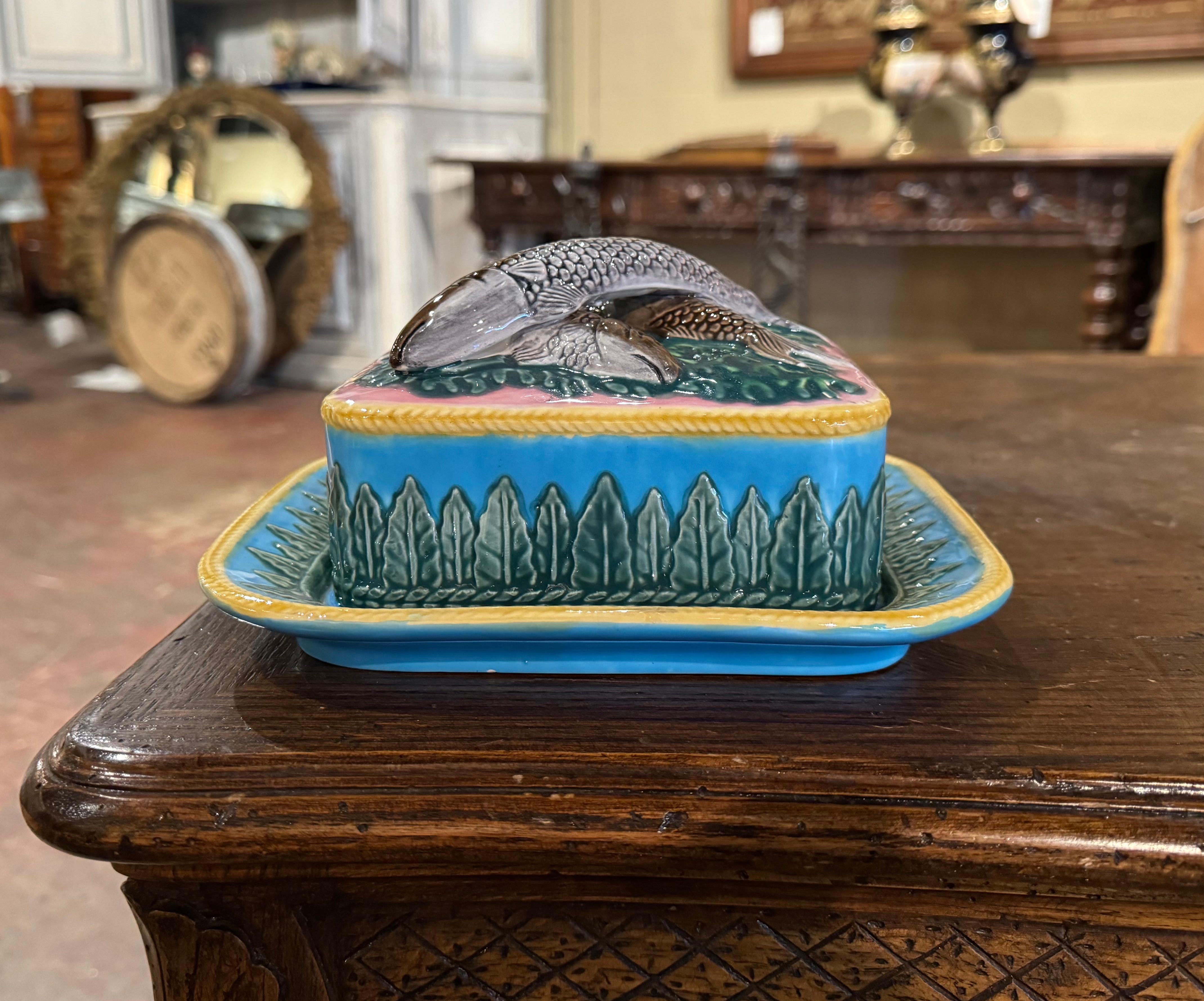 Hand-Crafted Mid-Century English Hand Painted Barbotine Majolica Sardine Cover Box and Plate For Sale