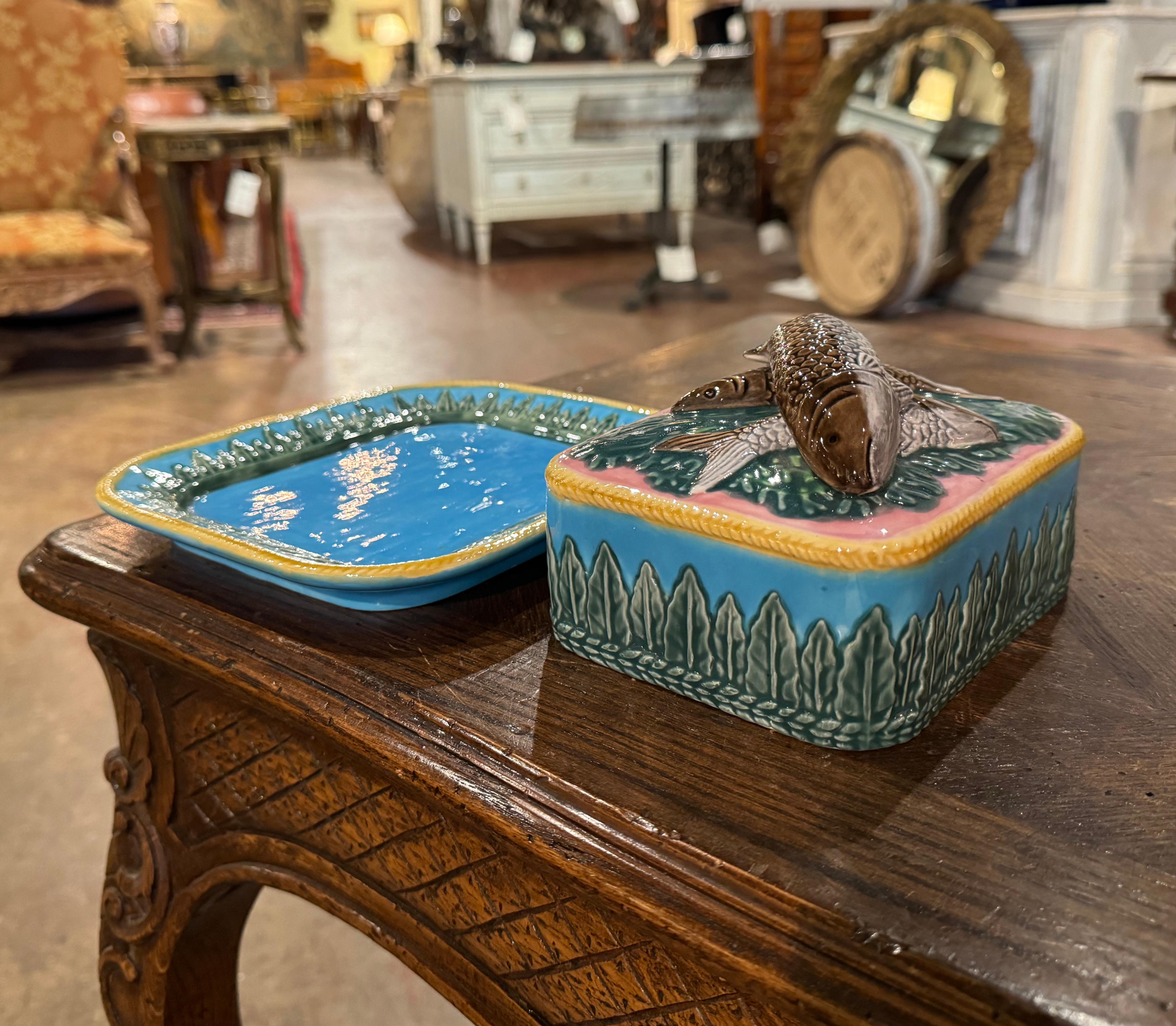 Mid-Century English Hand Painted Barbotine Majolica Sardine Cover Box and Plate In Excellent Condition For Sale In Dallas, TX