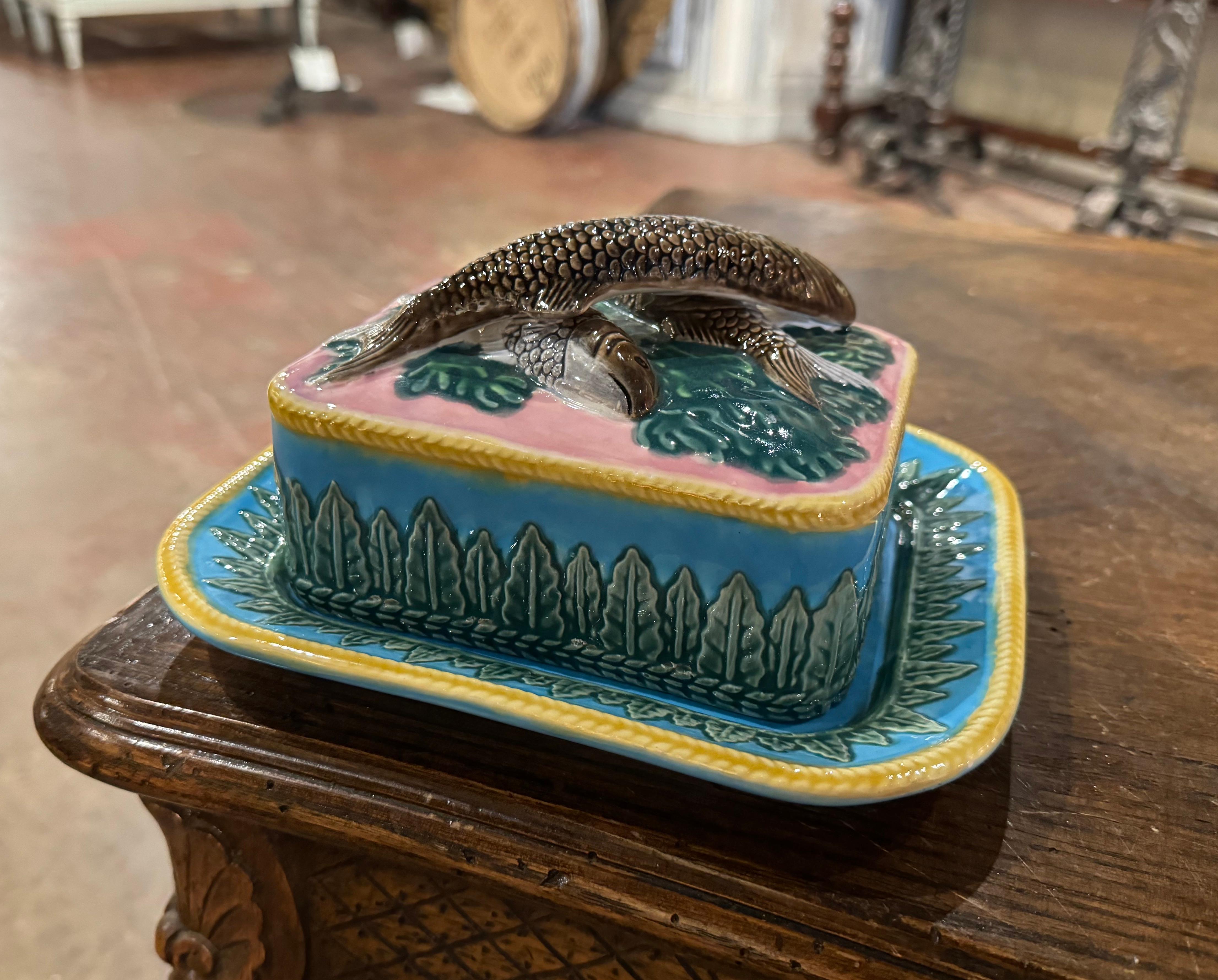 Mid-Century English Hand Painted Barbotine Majolica Sardine Cover Box and Plate For Sale 3