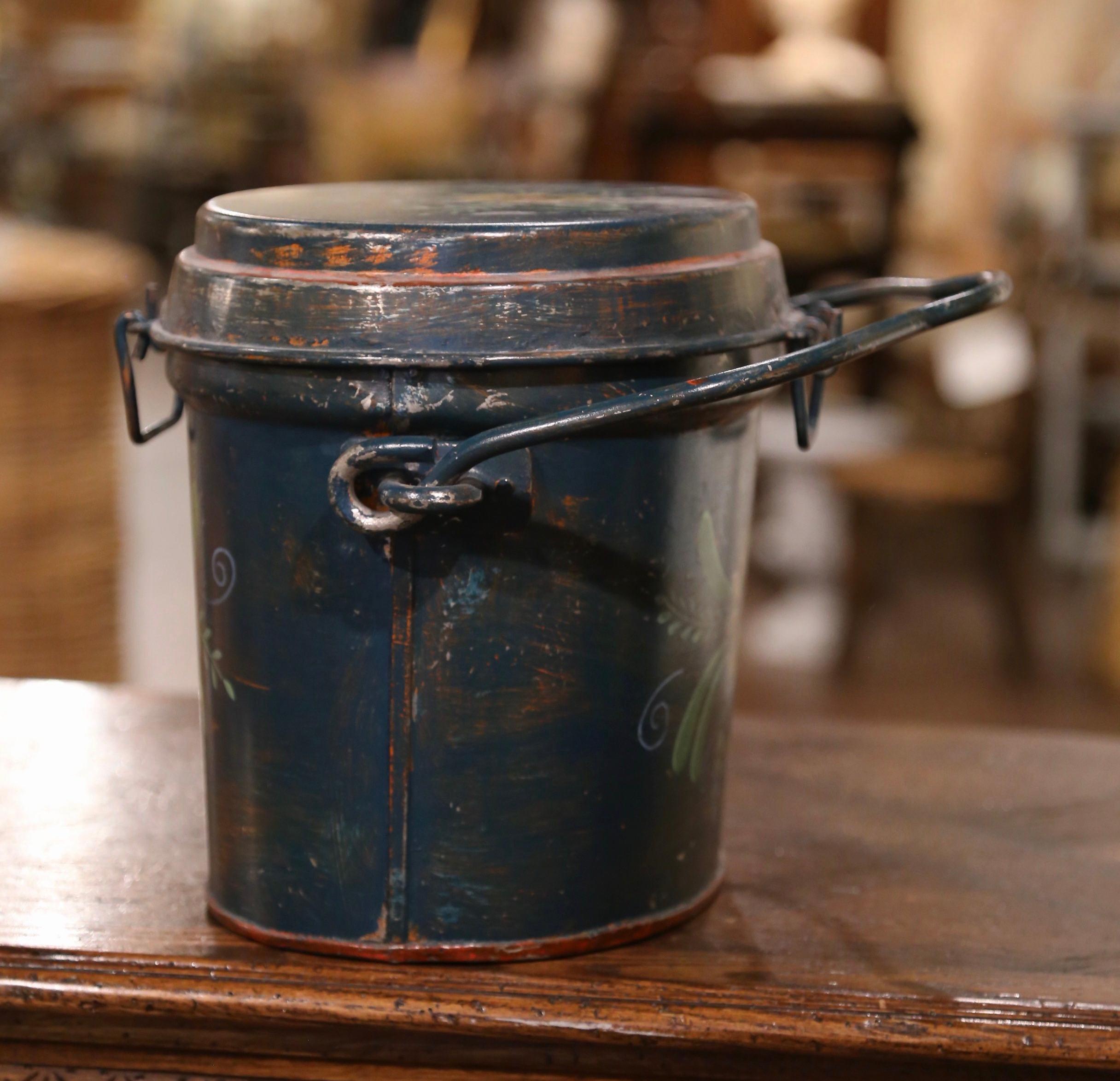 Mid-Century English Hand Painted Tole Bucket and Lid with Foliage Motifs In Good Condition For Sale In Dallas, TX