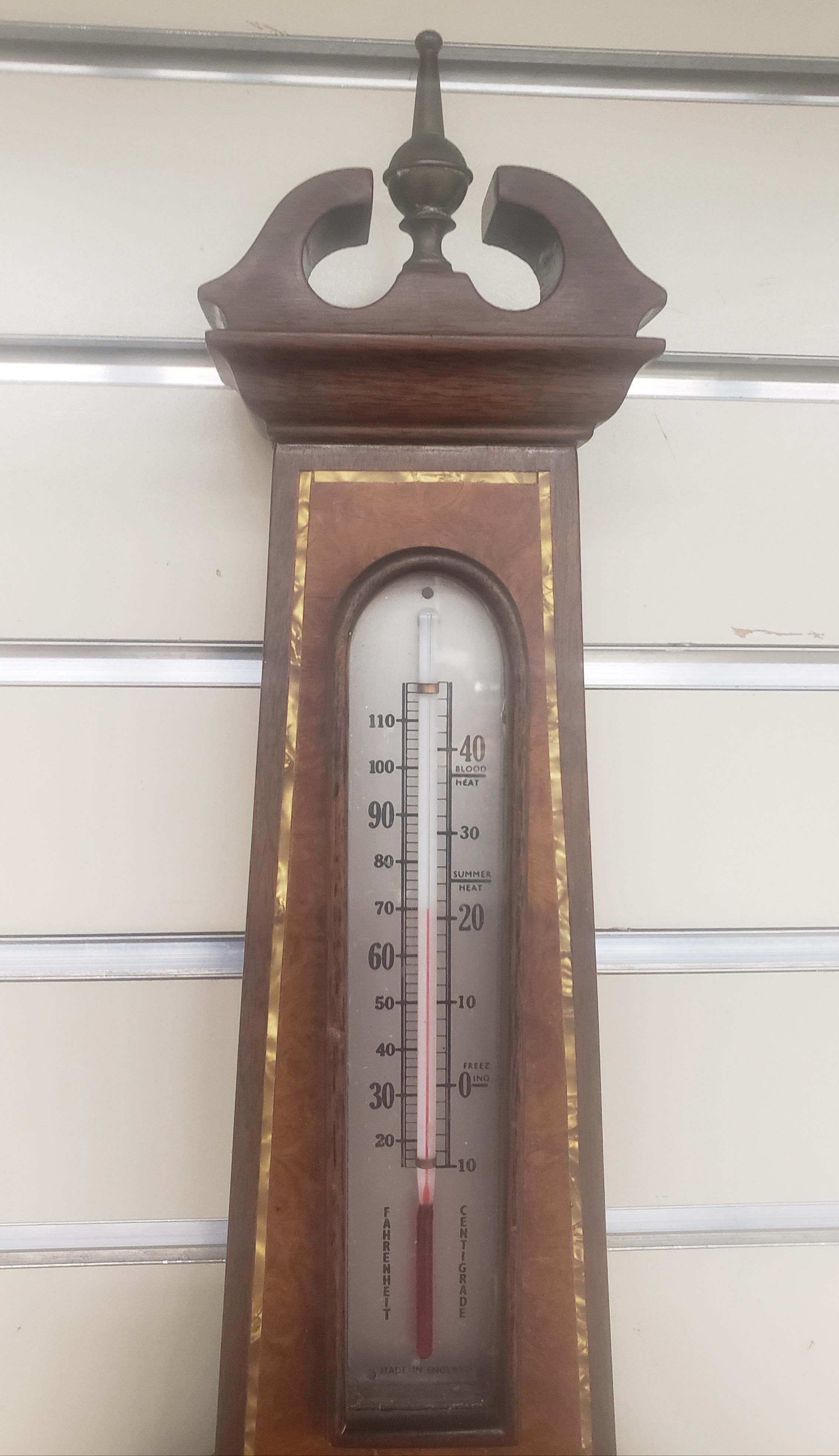 Mid-Century English Inlaid Burlwood Barometer / Thermometer. 
Sauberer Vintage-Zustand. Maße: 8,5