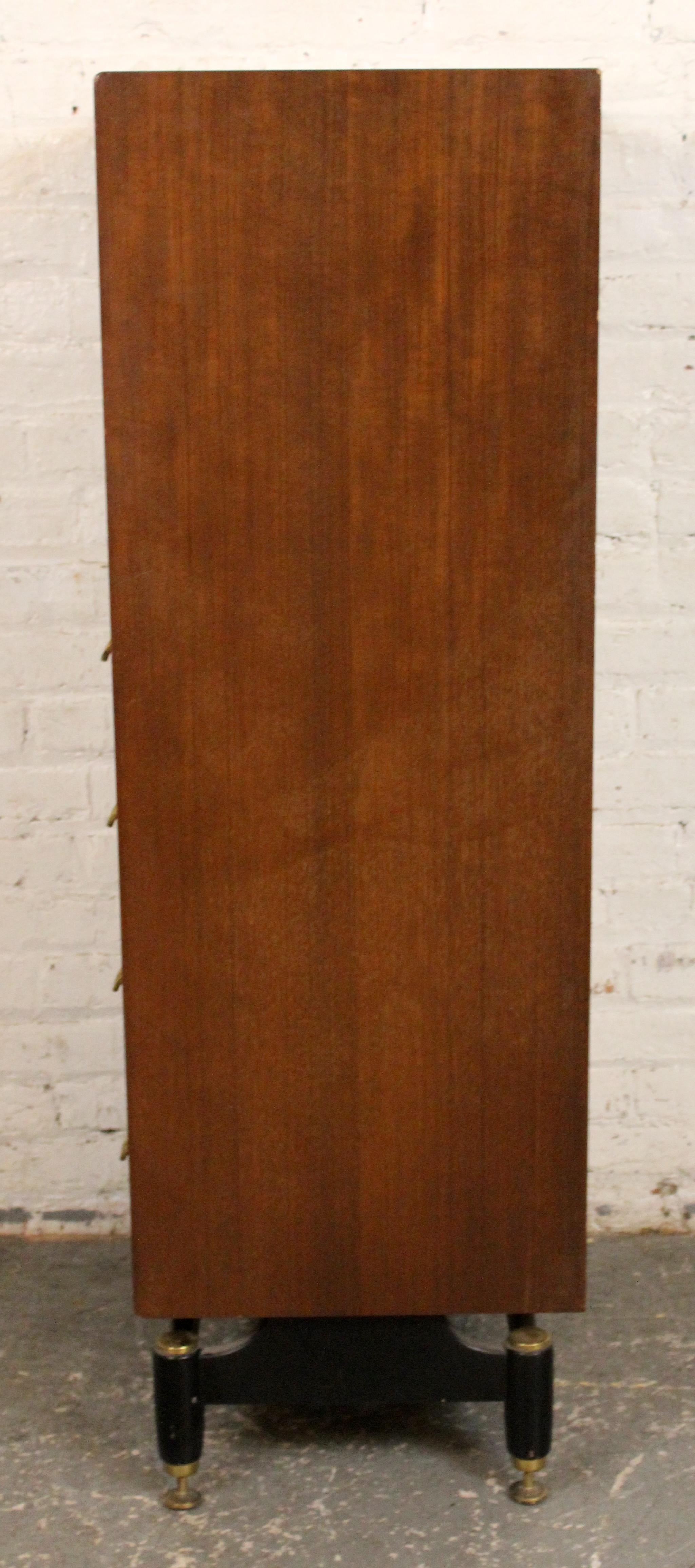 Une commode vintage de G-Plan, avec le design moderniste caractéristique de la marque et la qualité de l'artisanat britannique. Cette pièce offre un rangement rationalisé avec une esthétique minimaliste, ce qui en fait un complément polyvalent pour