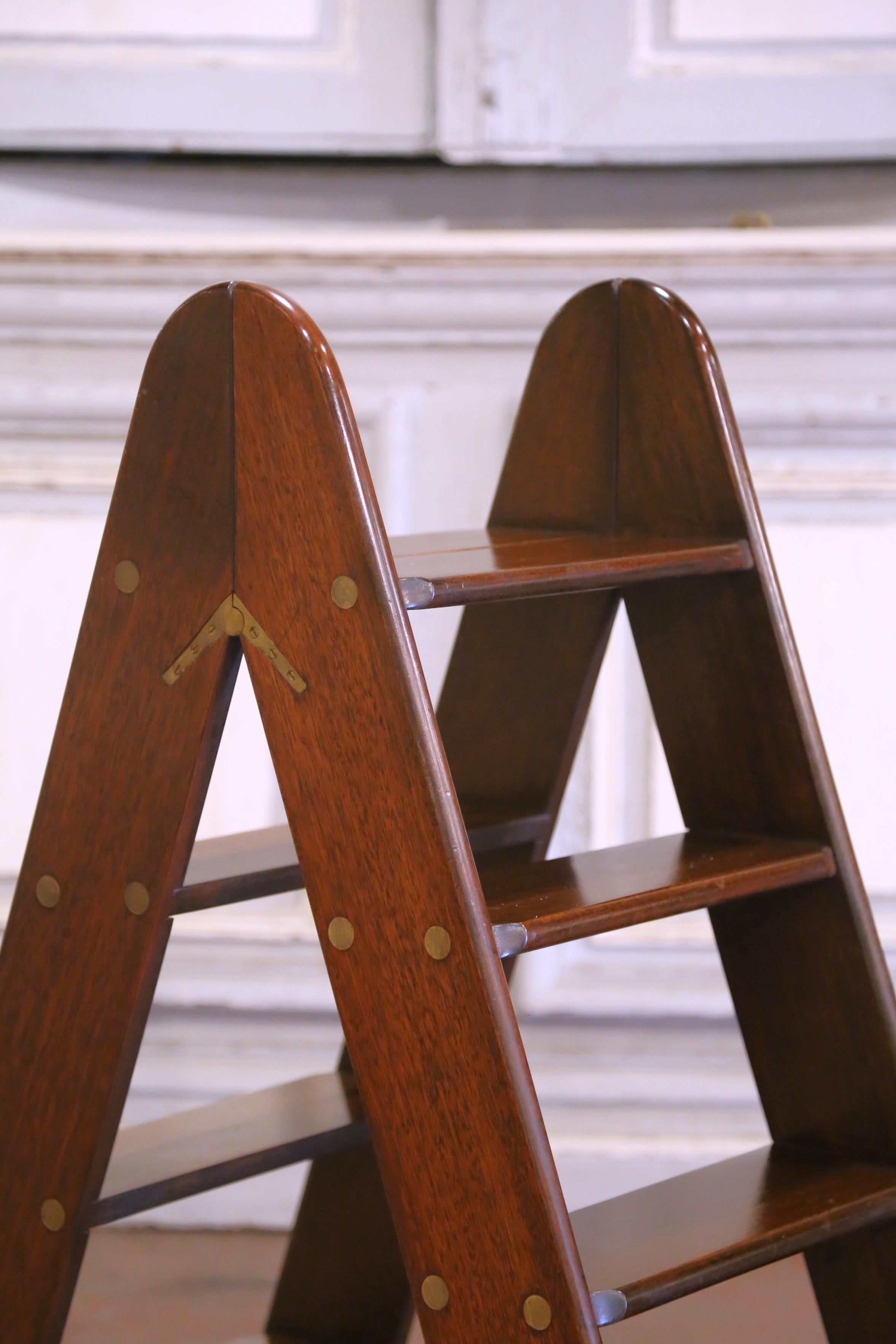 Sculpté à la main Échelle de bibliothèque pliante à 4 marches en acajou anglais du milieu du siècle, avec charnières en laiton en vente