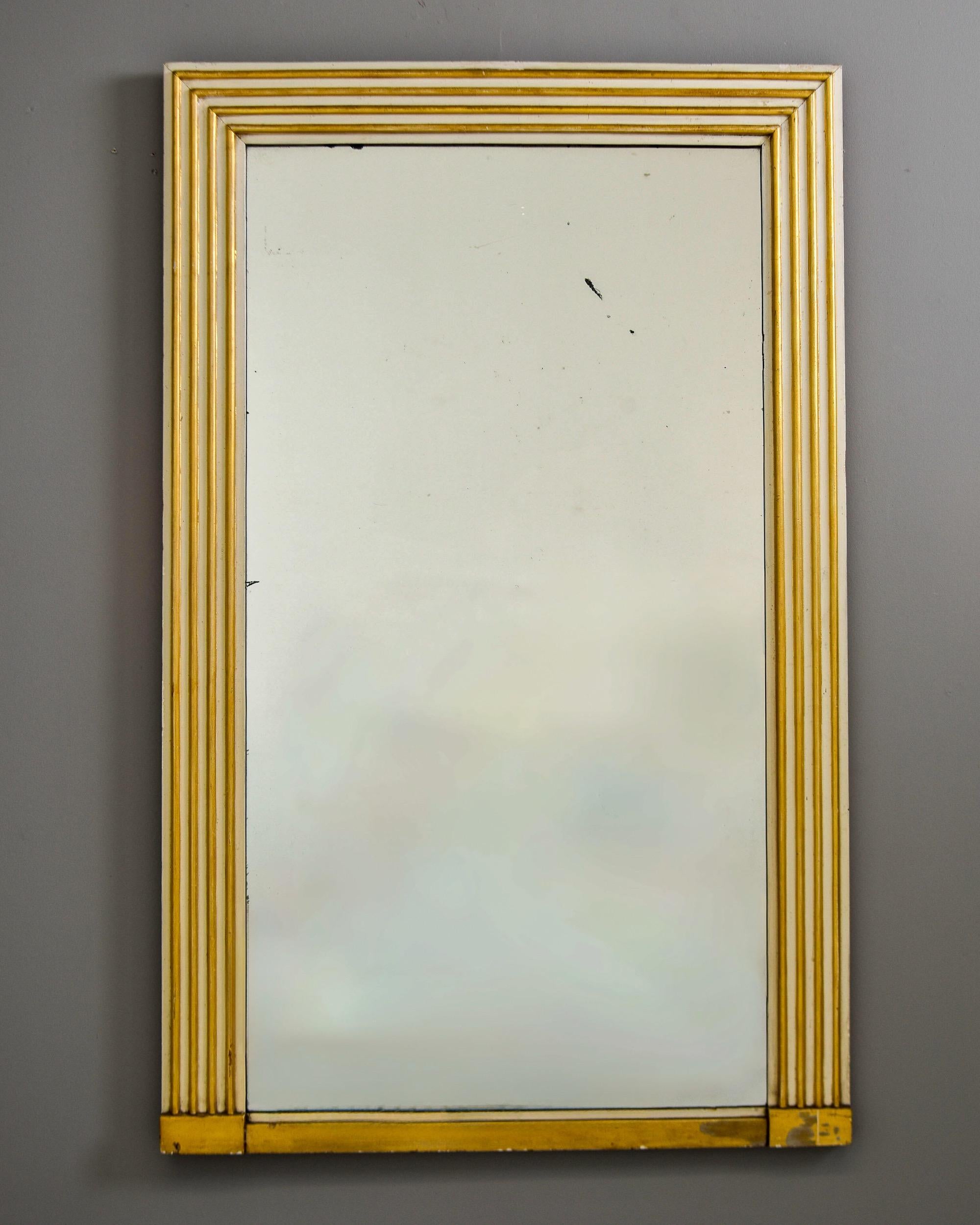 Anglais Miroir anglais du milieu du siècle avec cadre cannelé blanc et doré en vente