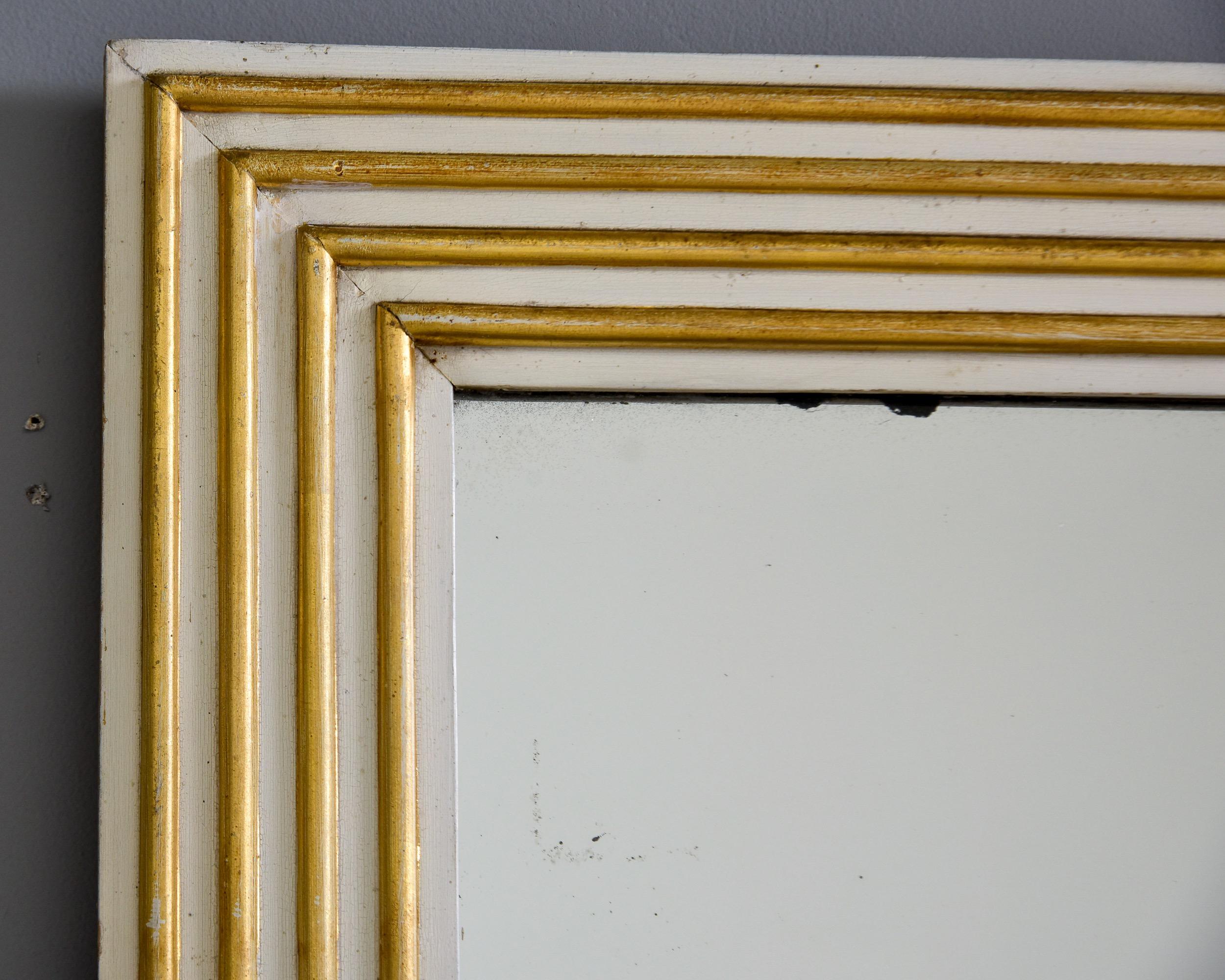 Doré Miroir anglais du milieu du siècle avec cadre cannelé blanc et doré en vente