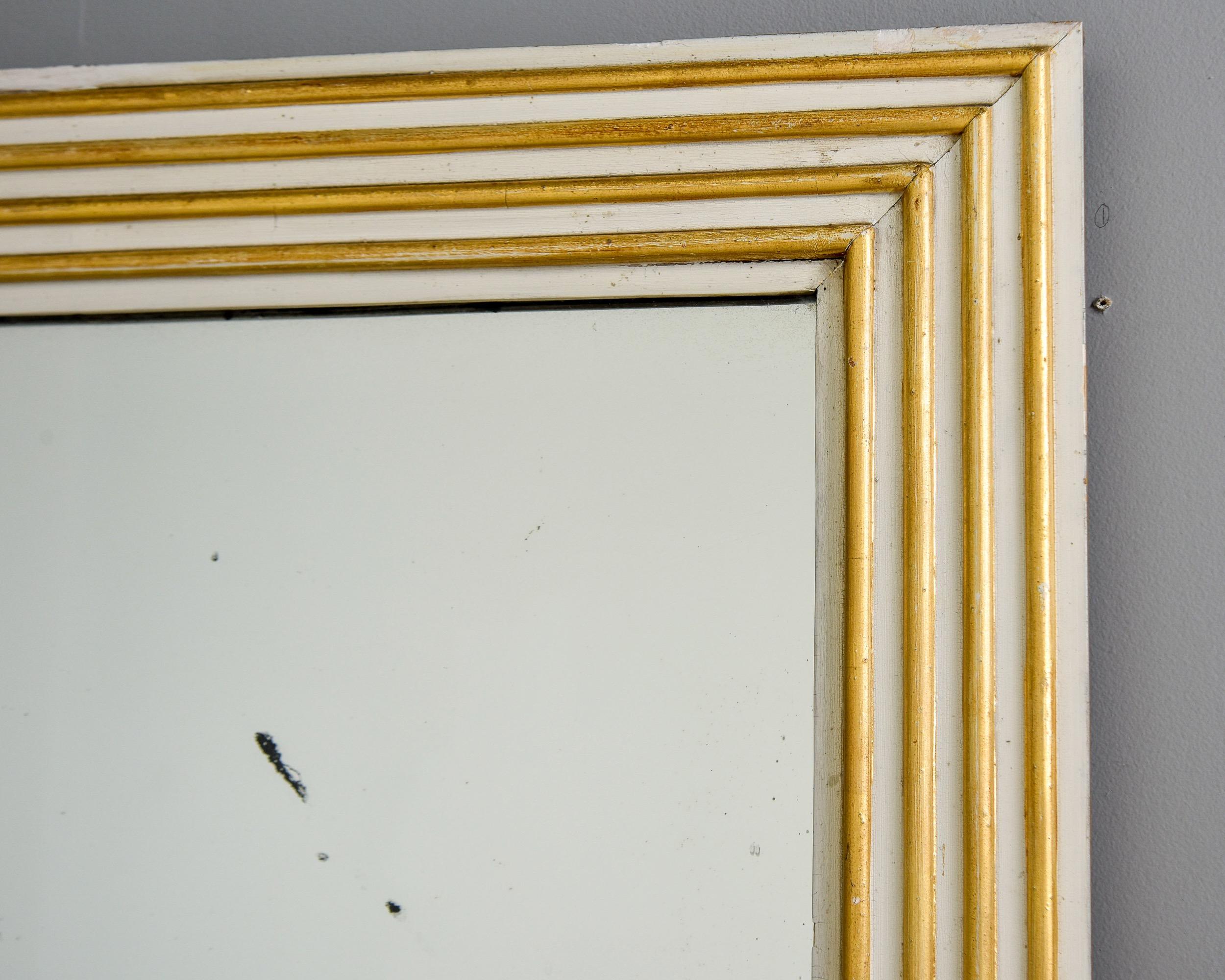 Miroir anglais du milieu du siècle avec cadre cannelé blanc et doré Bon état - En vente à Troy, MI