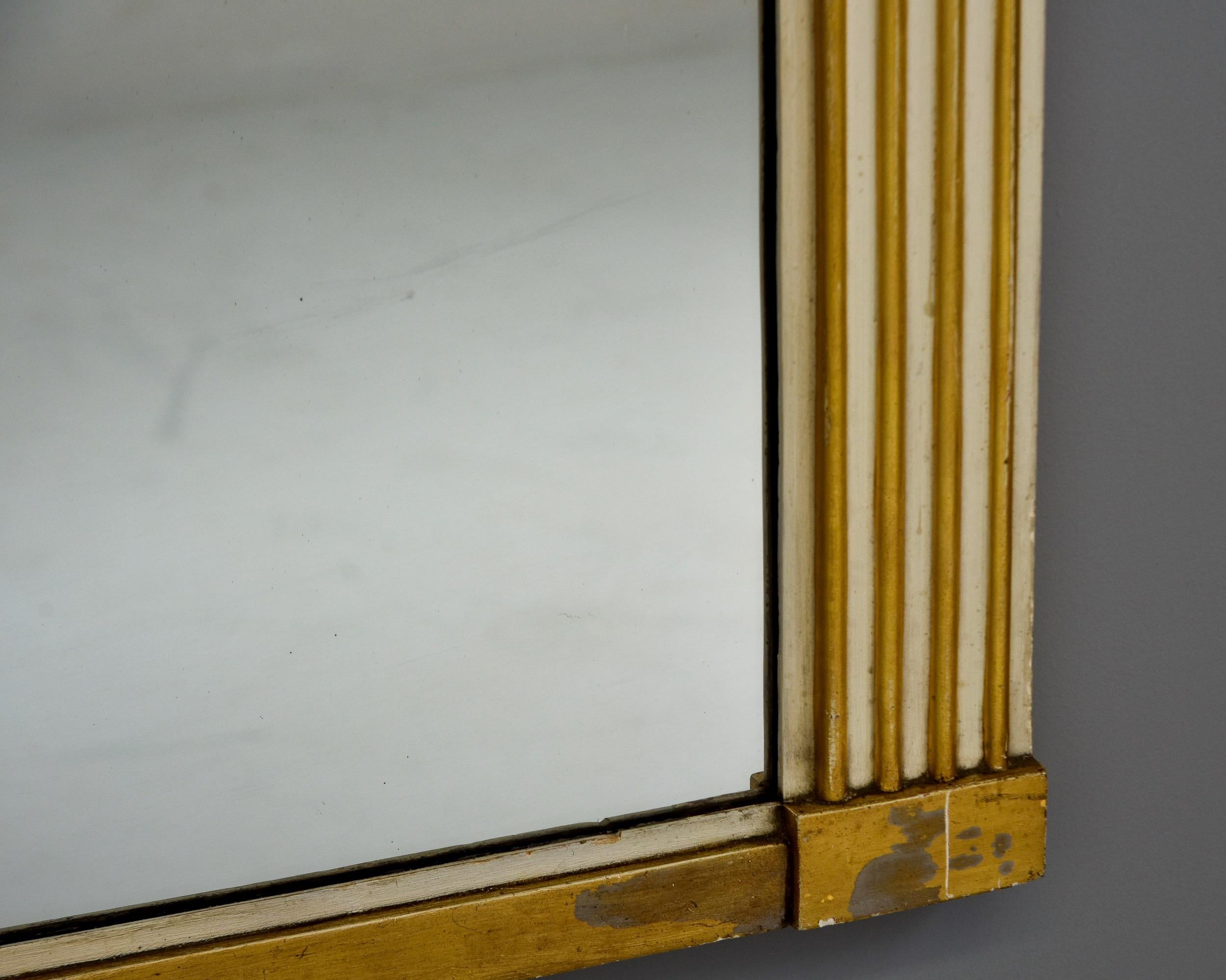 20ième siècle Miroir anglais du milieu du siècle avec cadre cannelé blanc et doré en vente