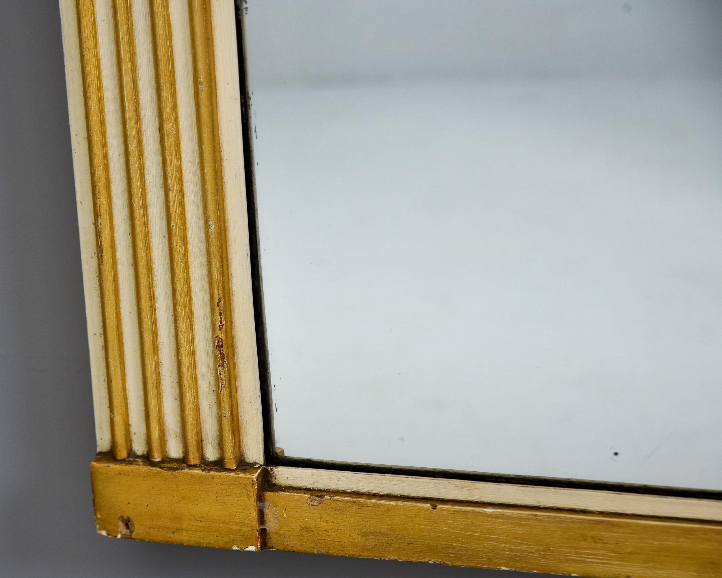 Miroir anglais du milieu du siècle avec cadre cannelé blanc et doré en vente 1