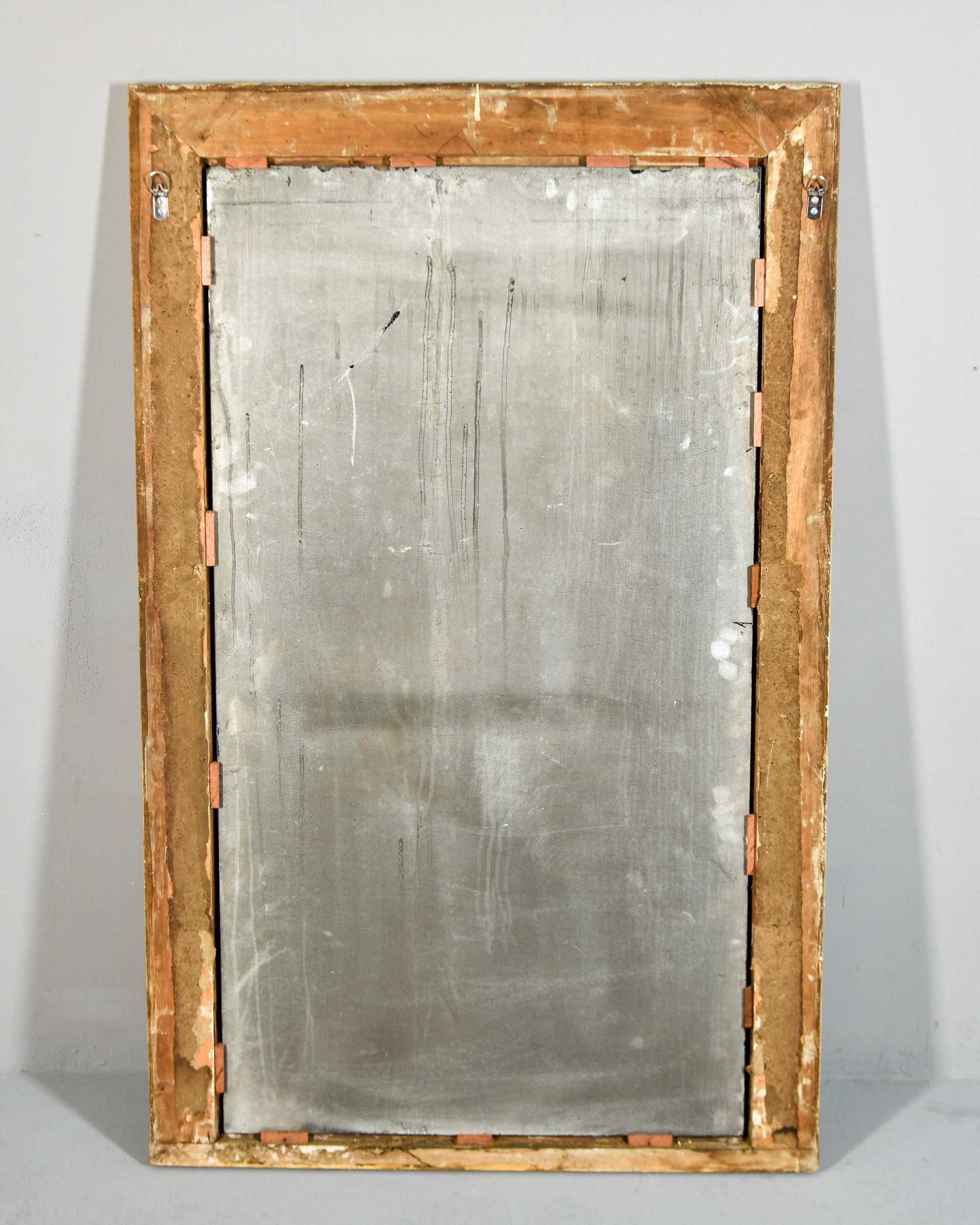 Miroir anglais du milieu du siècle avec cadre cannelé blanc et doré en vente 2