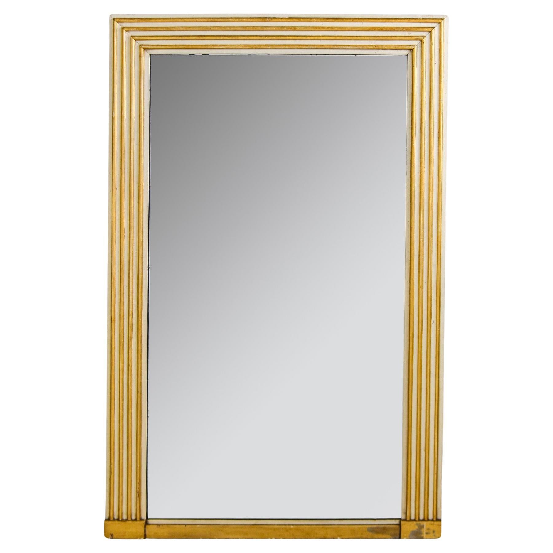 Miroir anglais du milieu du siècle avec cadre cannelé blanc et doré en vente