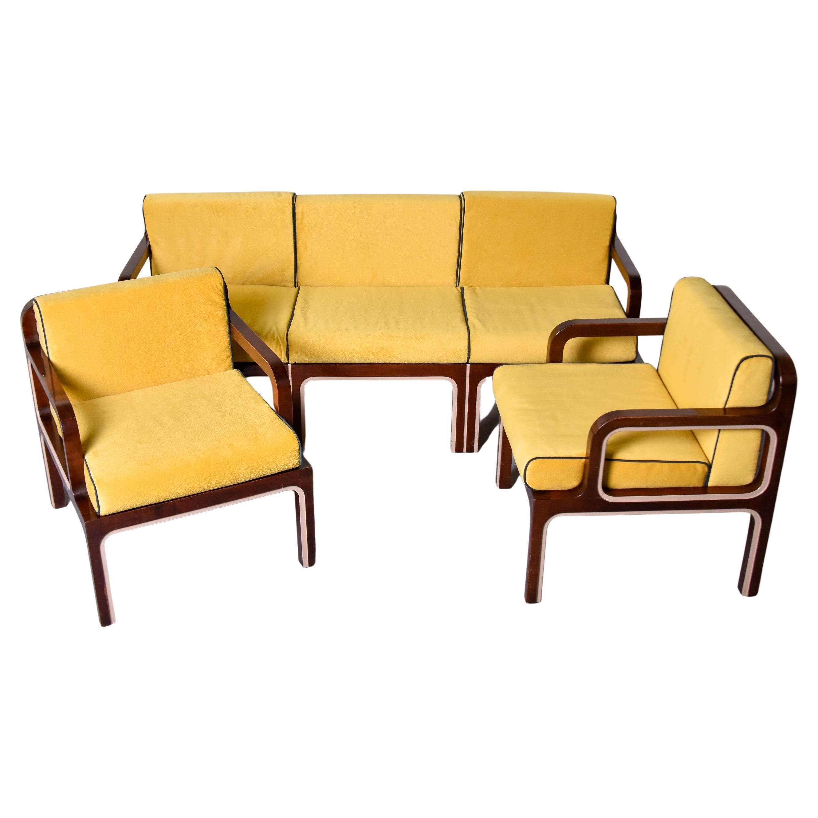 Ensemble trois pièces Mod anglais du milieu du siècle avec canapé et paire de fauteuils à structure en bois