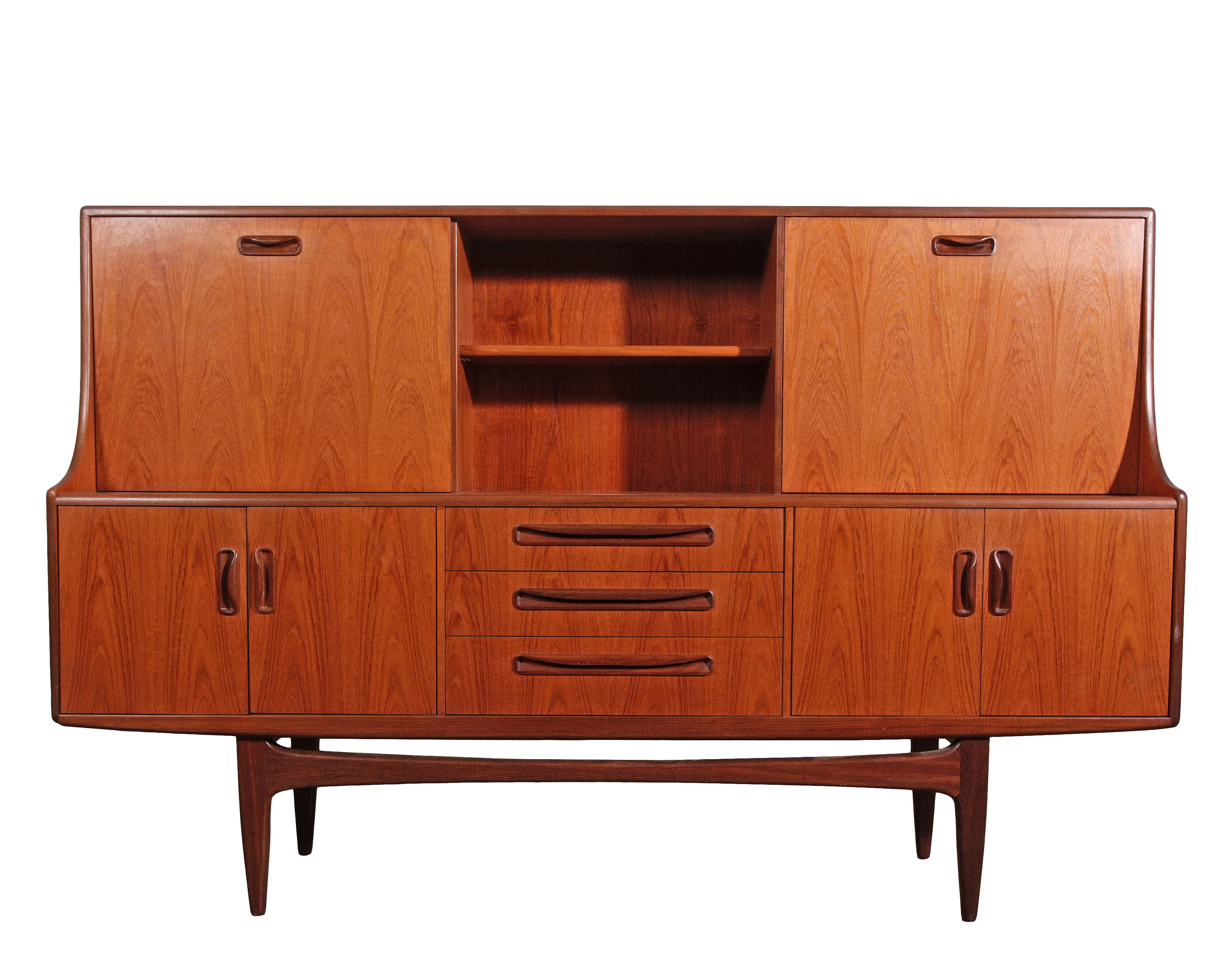 Questa credenza in teak moderna inglese di metà secolo, disegnata nell'iconico stile 