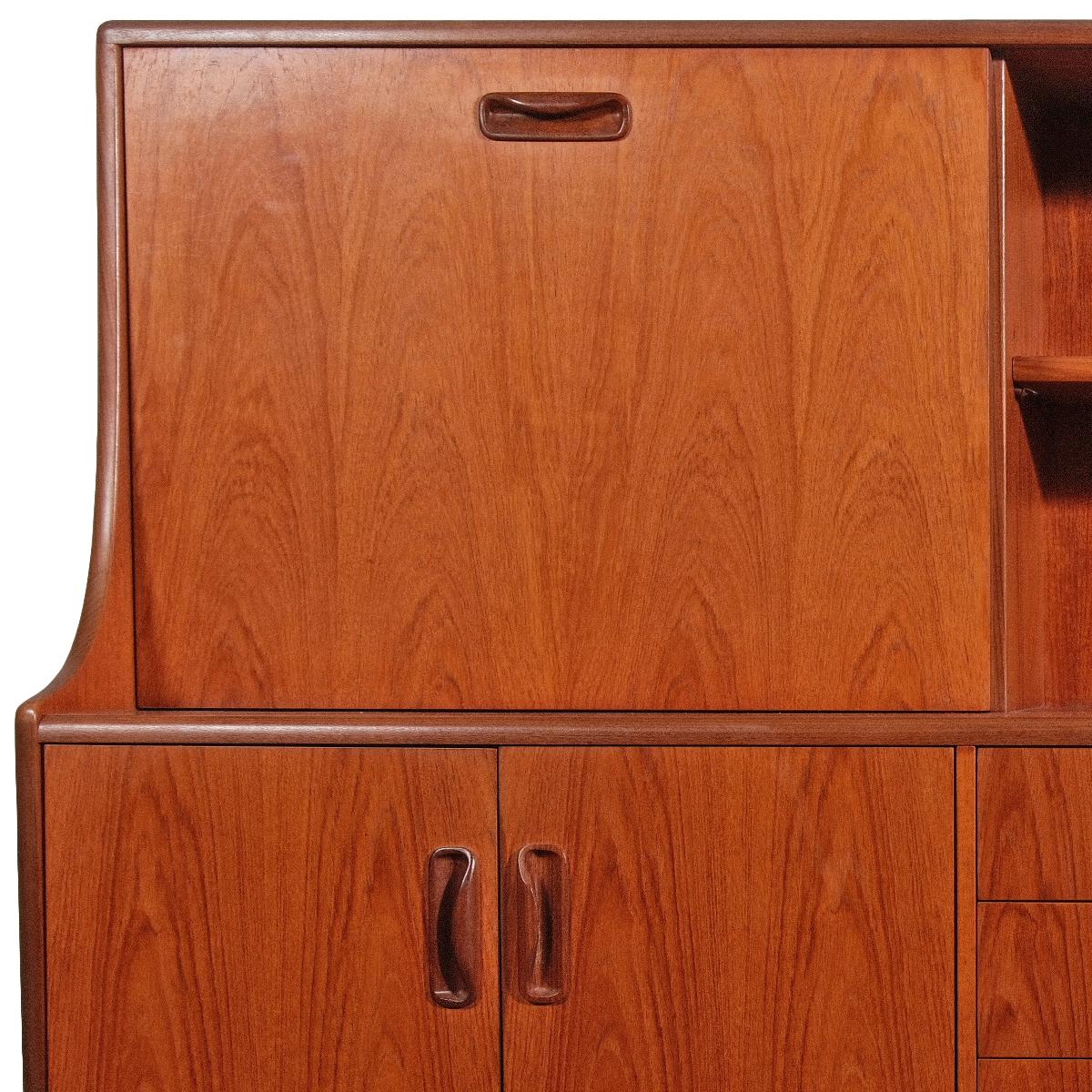 XX secolo Credenza in teak Fresco moderna inglese di metà secolo