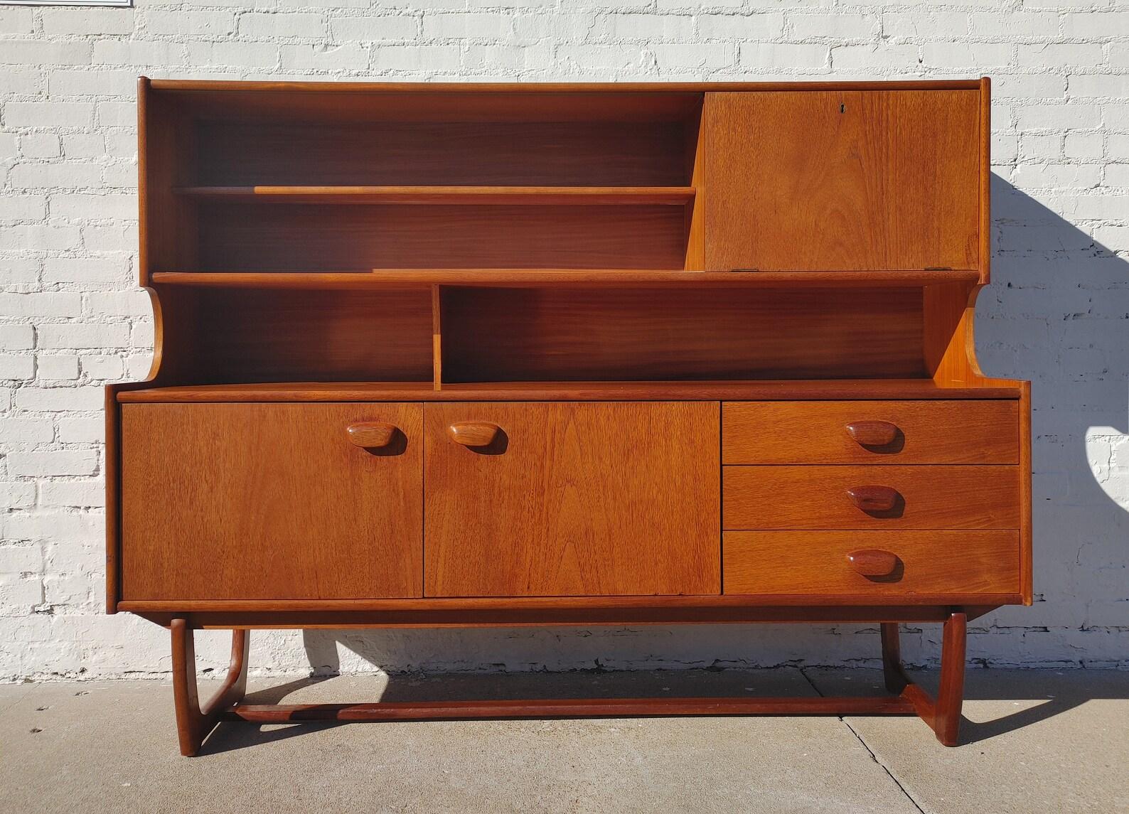 Mid Century English Modern Teak Hutch by G Plan

Above average vintage condition and structurally sound. Has some expected slight finish wear and scratching. Front has three small areas where the veneer is chipped. Please zoom in on listing pictures