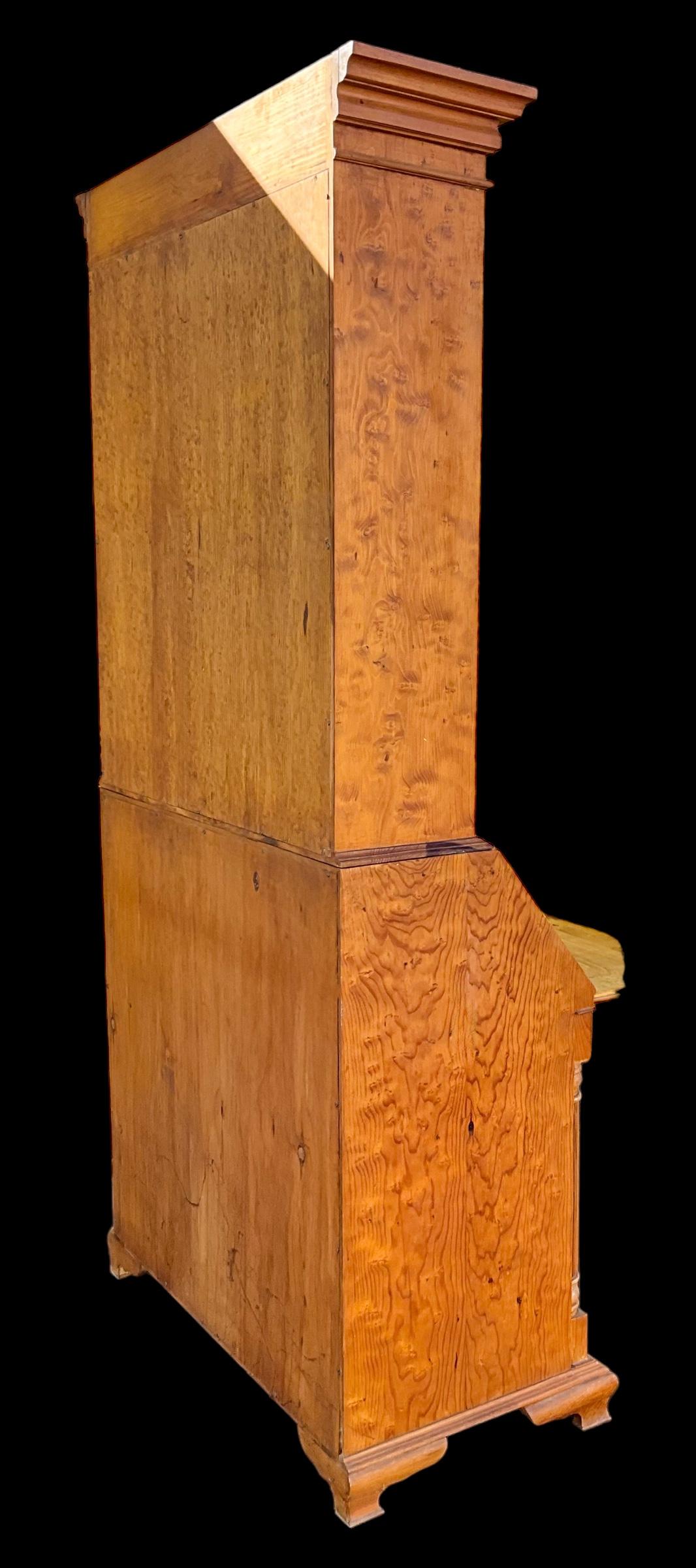 Englischer Sekretär-Schreibtisch aus Kiefernholz im chinesischen Chippendale-Stil aus der Mitte des Jahrhunderts  im Zustand „Gut“ im Angebot in Kennesaw, GA